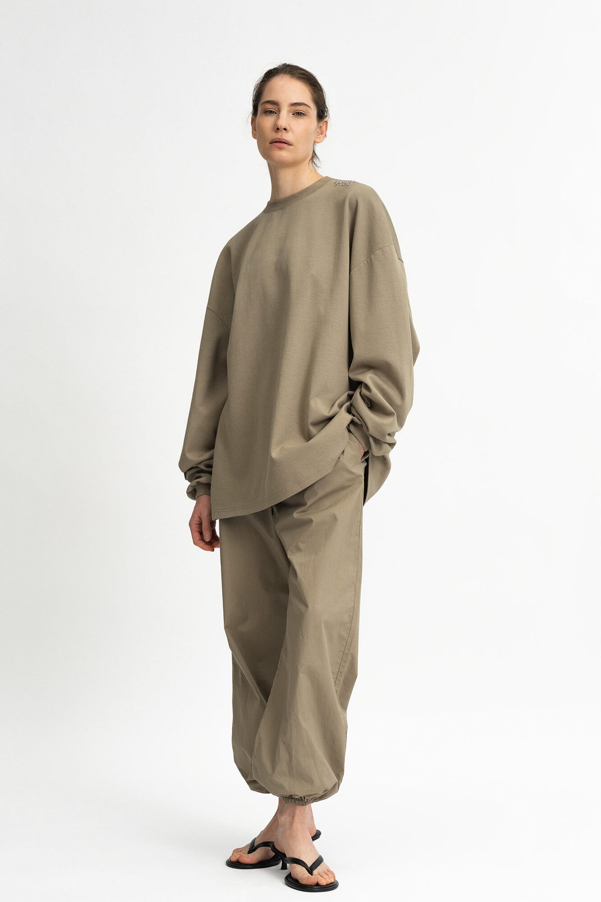 Langarmshirt Sue in Sandstone von vorne by VIVAL.STUDIO