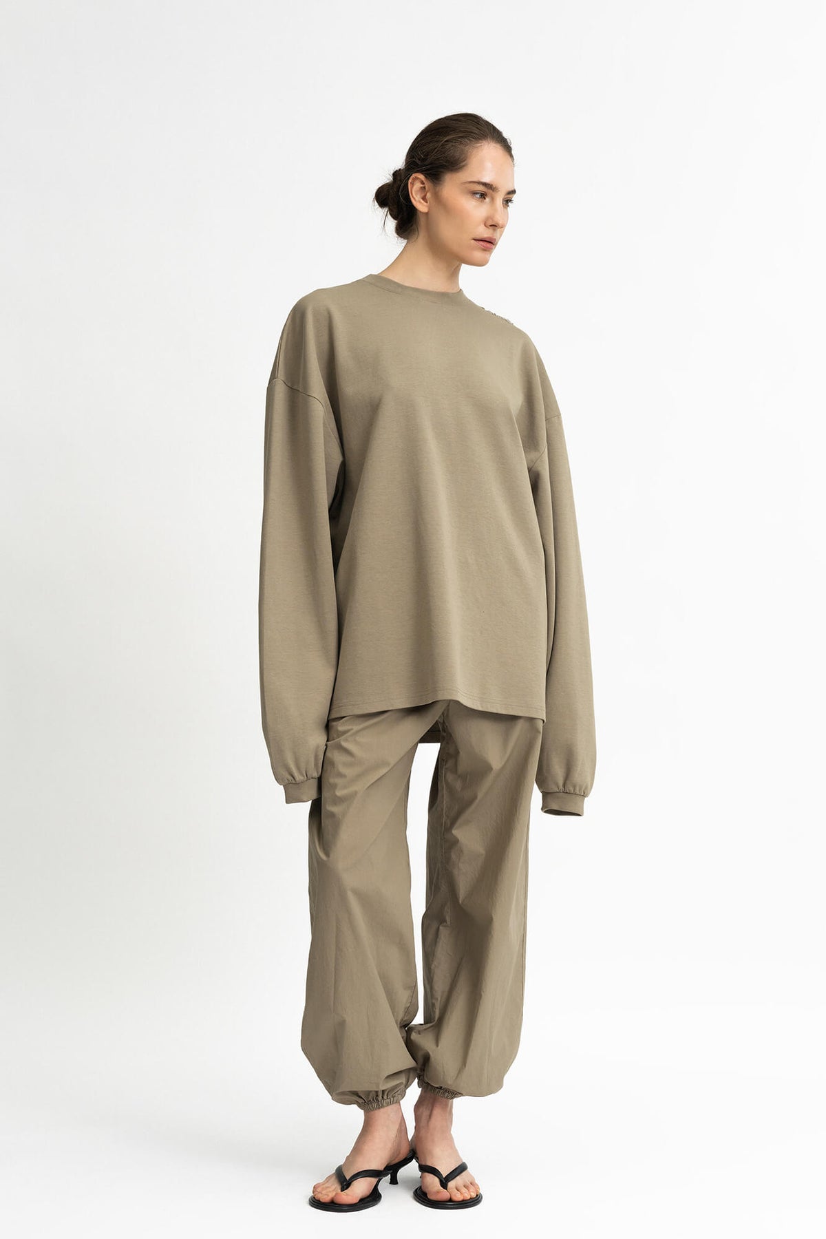 Langarmshirt Sue in Sandstone von vorne by VIVAL.STUDIO