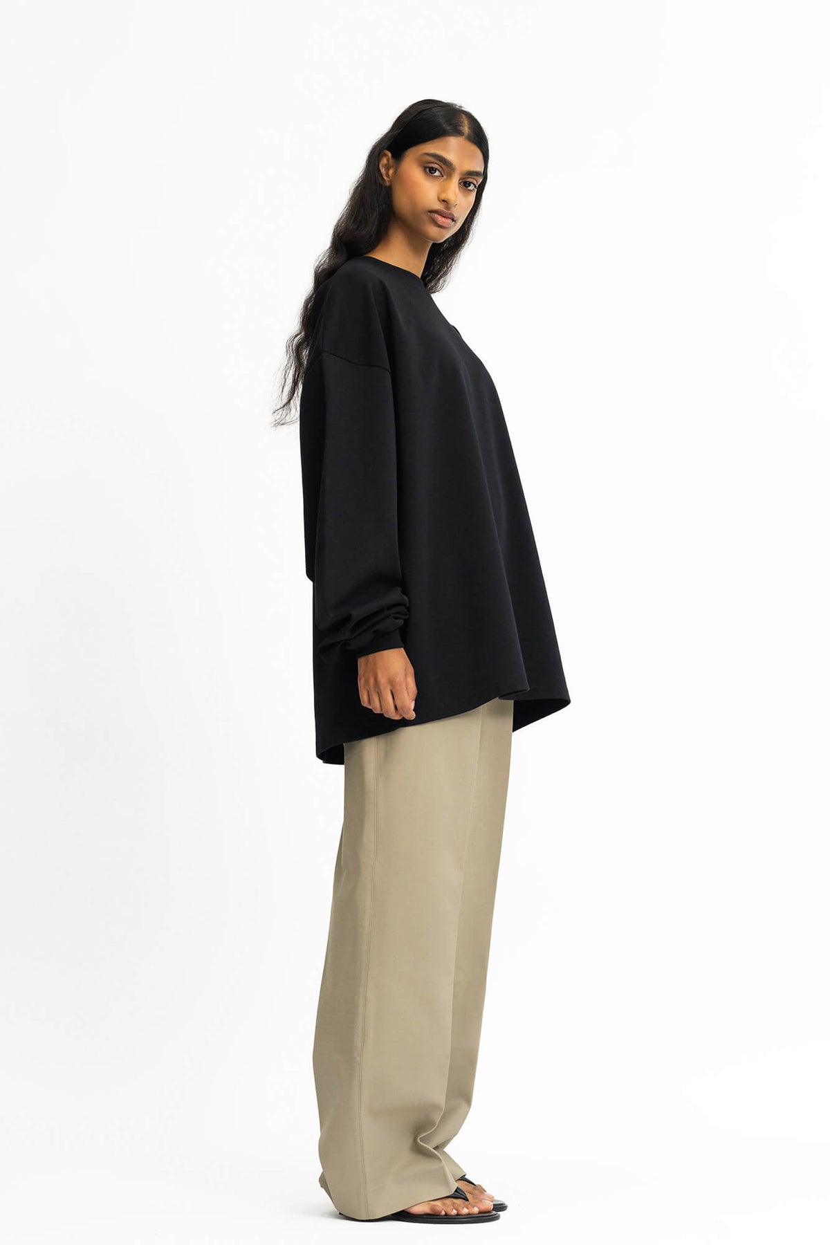 Langarmshirt Sue in Schwarz von der Seite by VIVAL.STUDIO