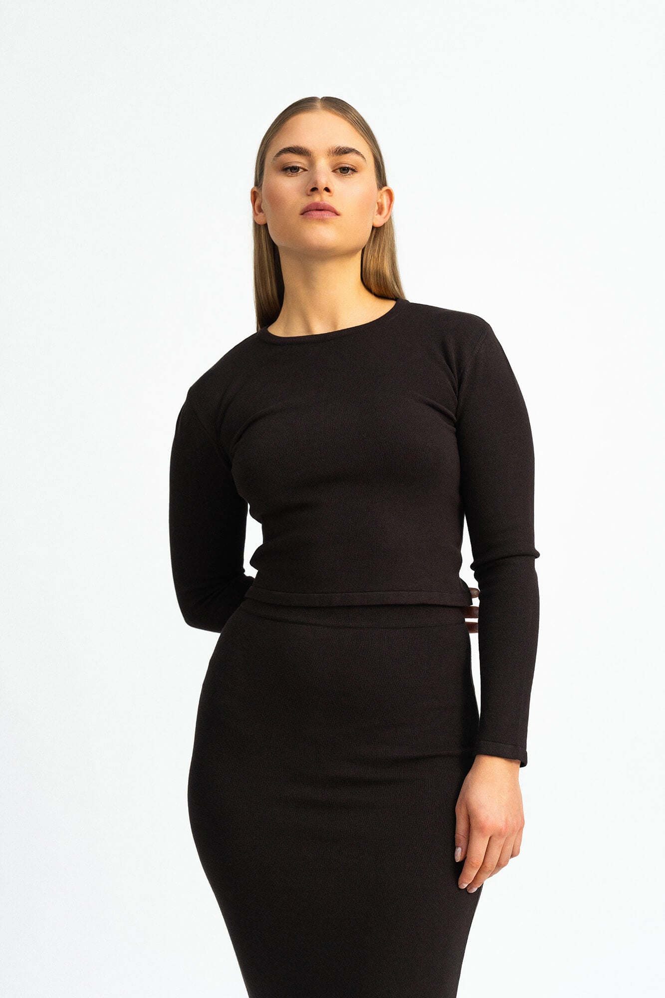 Langarmshirt Rim in Dunkelbraun von vorne by VIVAL.STUDIO