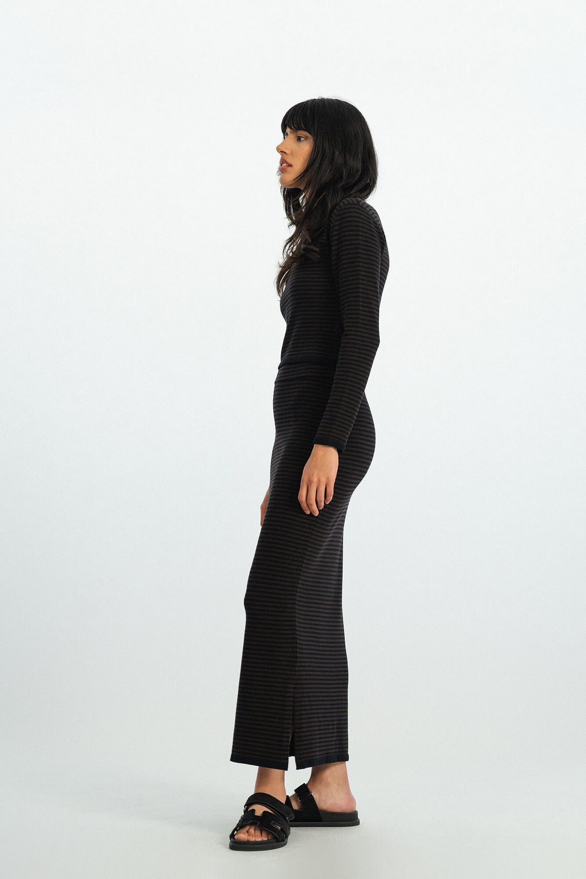 Langarmshirt Rim in Dunkelbraun Schwarz seitlich by VIVAL.STUDIO