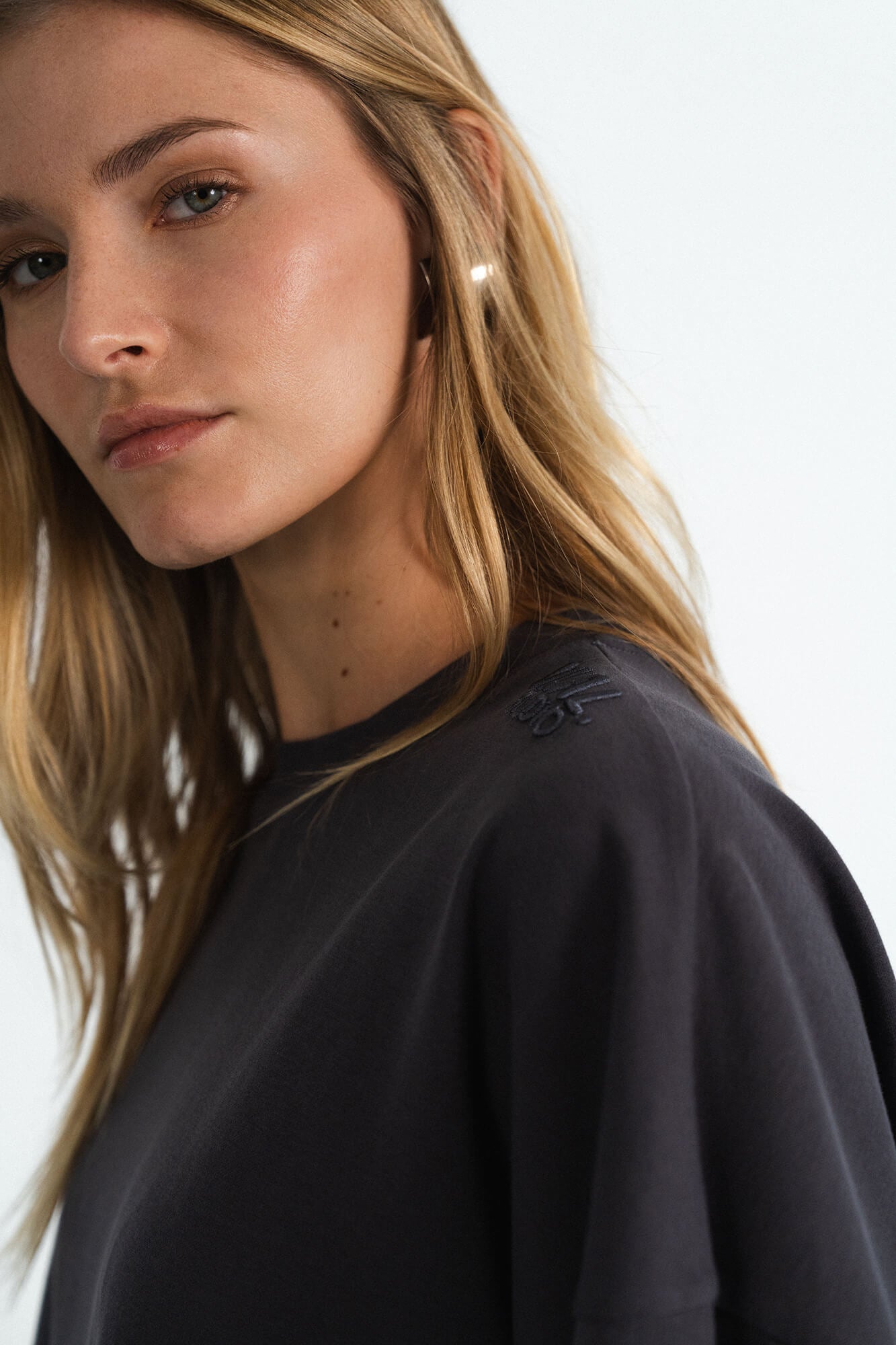 Langarmshirt Sue in Asphalt von vorne by VIVAL.STUDIO