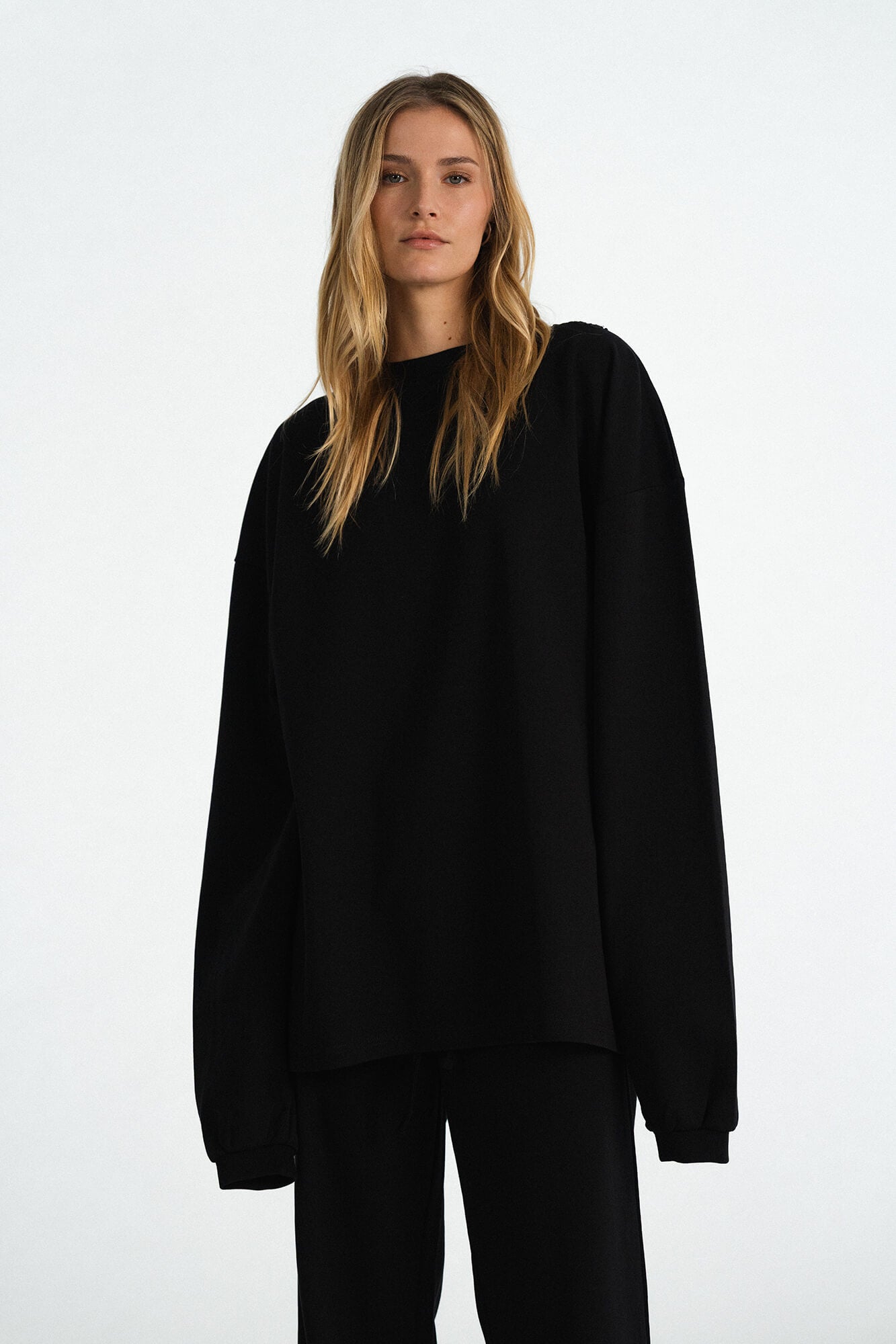 Langarmshirt Sue in Schwarz von vorne by VIVAL.STUDIO