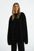 Langarmshirt Sue in Schwarz von vorne by VIVAL.STUDIO
