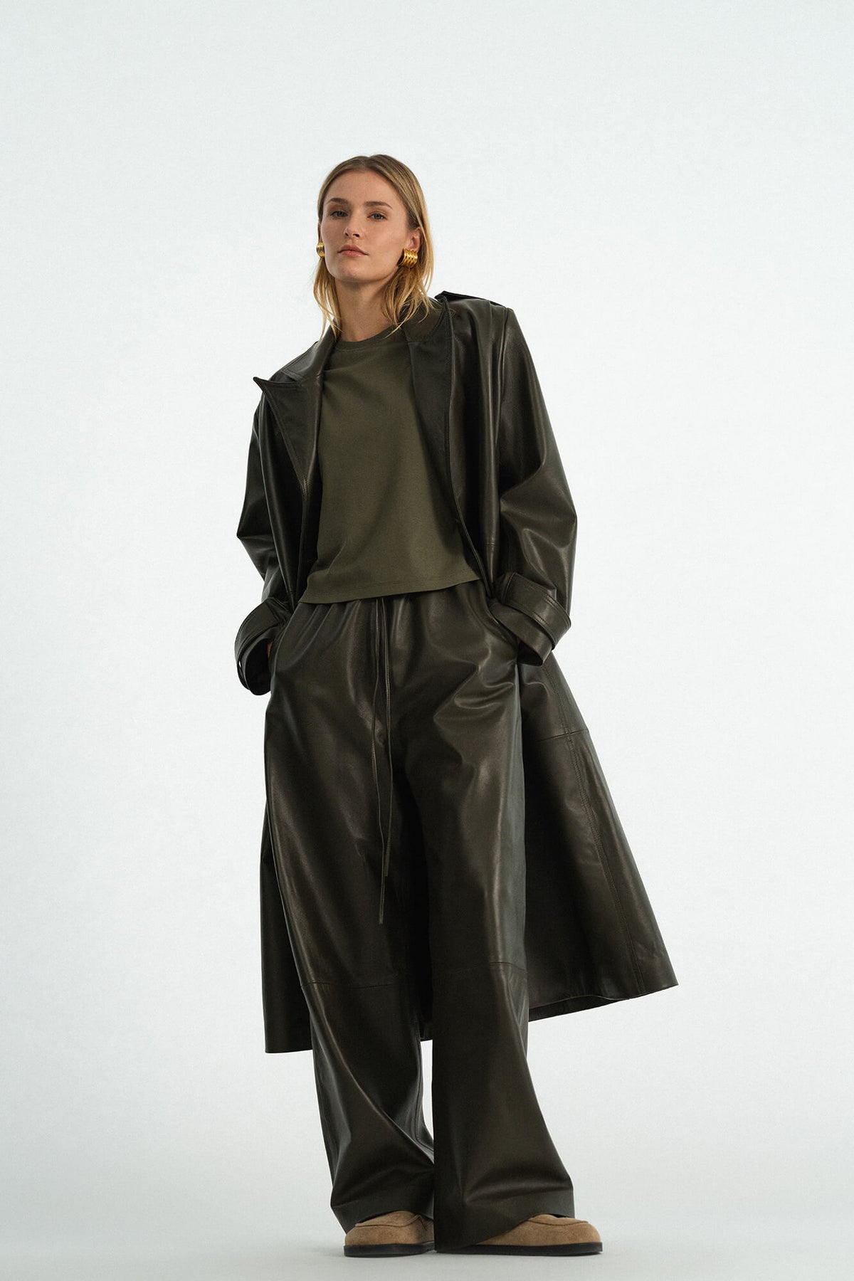 Lederhose Laja in Oliv von vorne by VIVAL.STUDIO