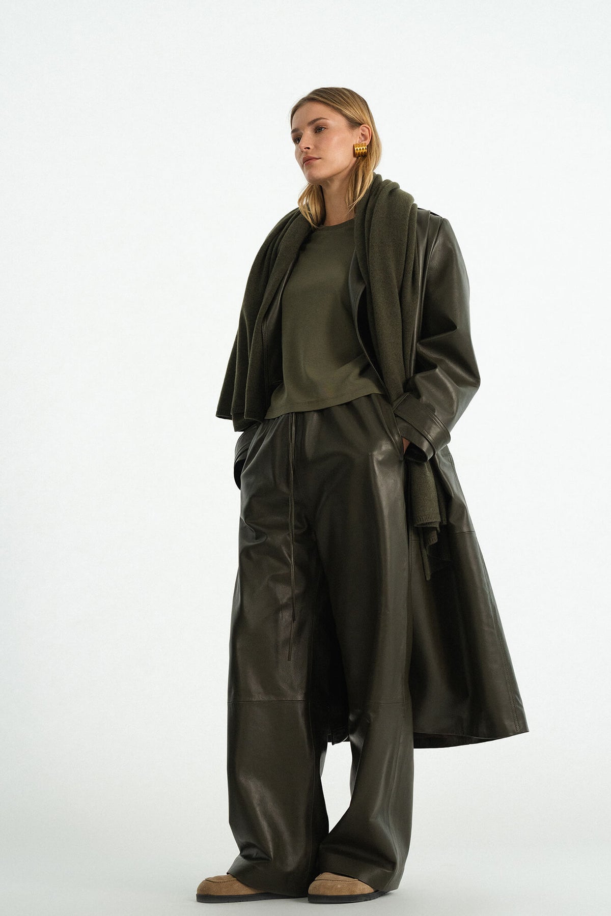 Lederhose Laja in Oliv von der Seite by VIVAL.STUDIO