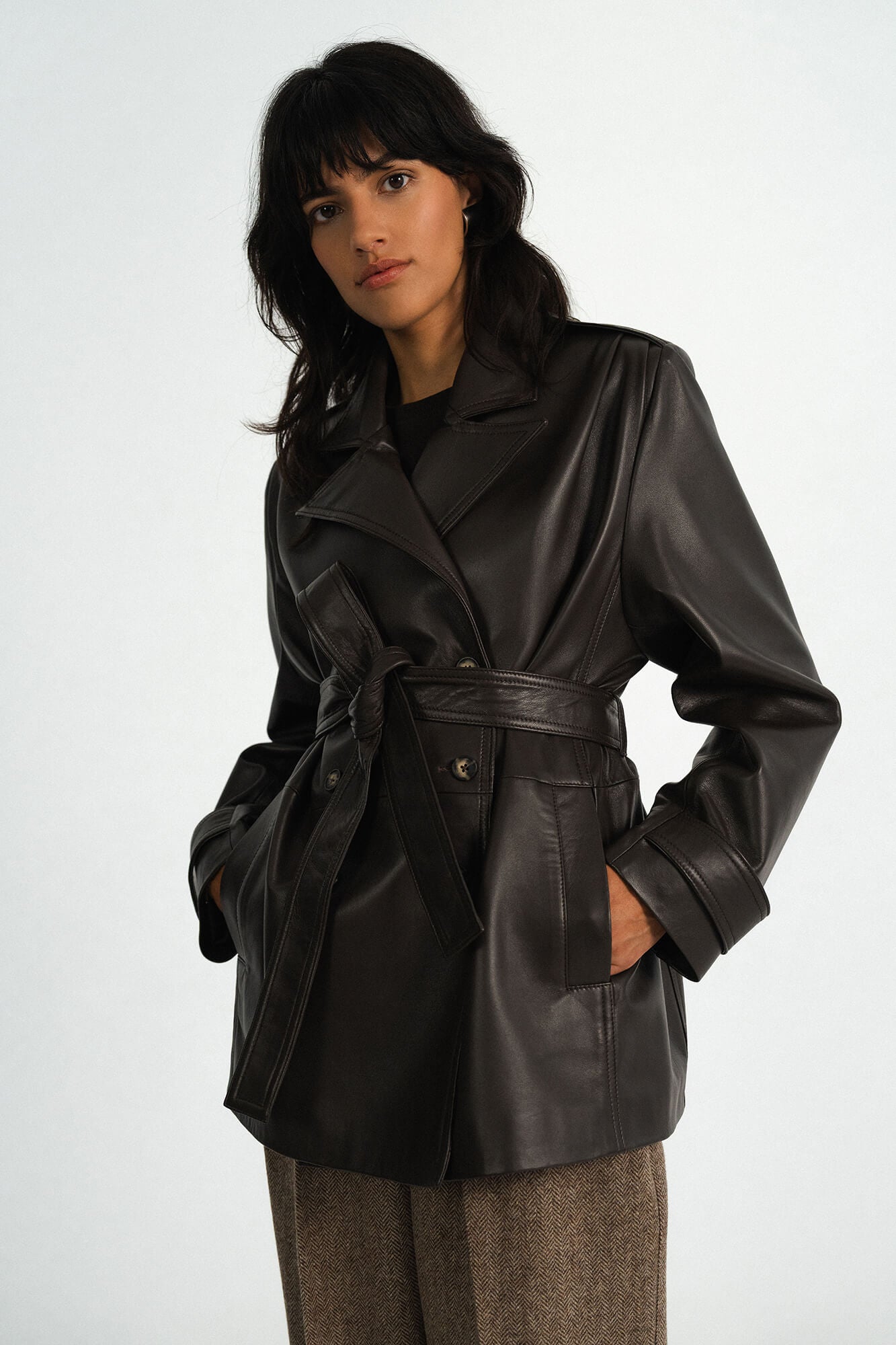 Lederjacke Laja in Dunkelbraun von vorne by VIVAL.STUDIO