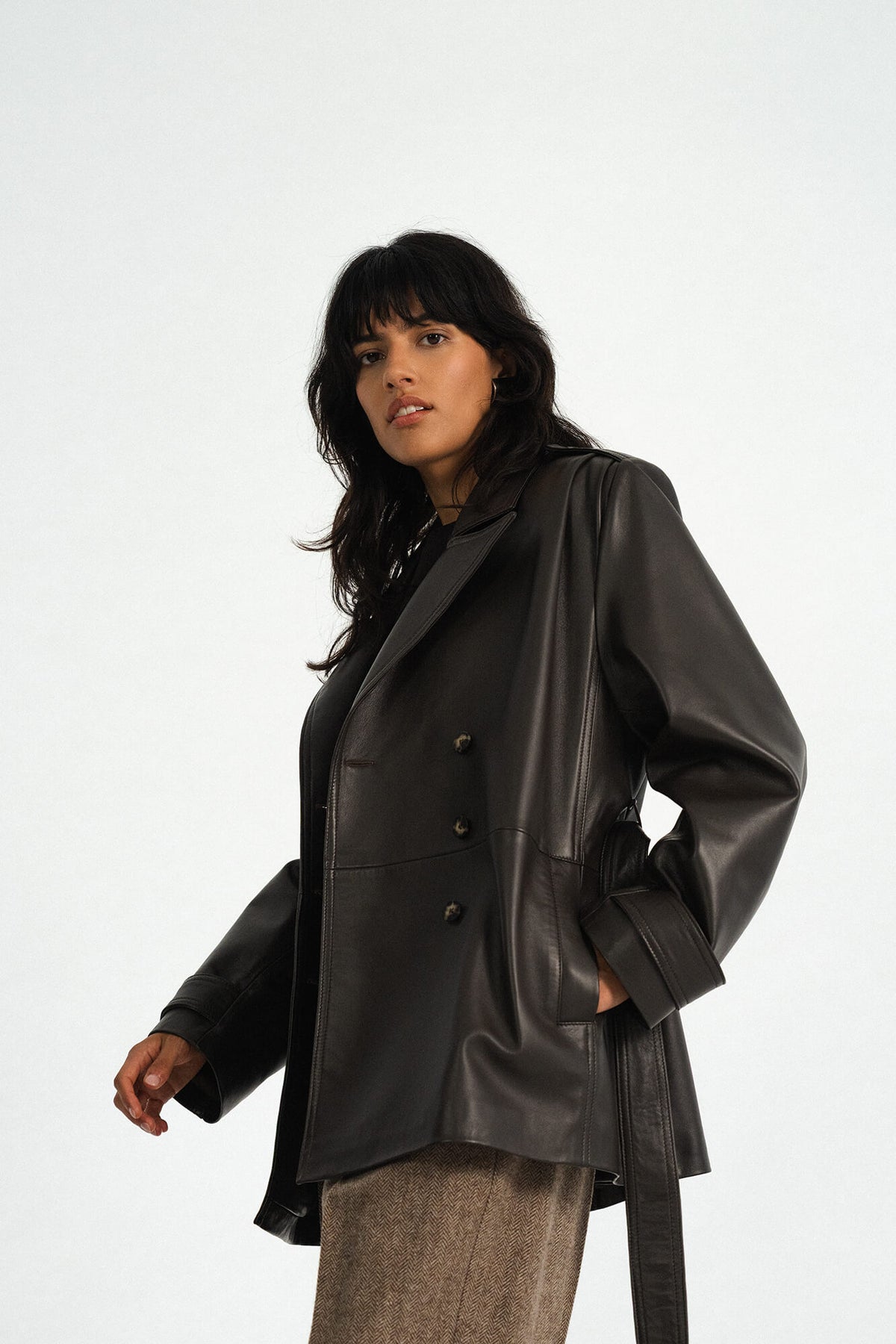 Lederjacke Laja in Dunkelbraun von vorne by VIVAL.STUDIO