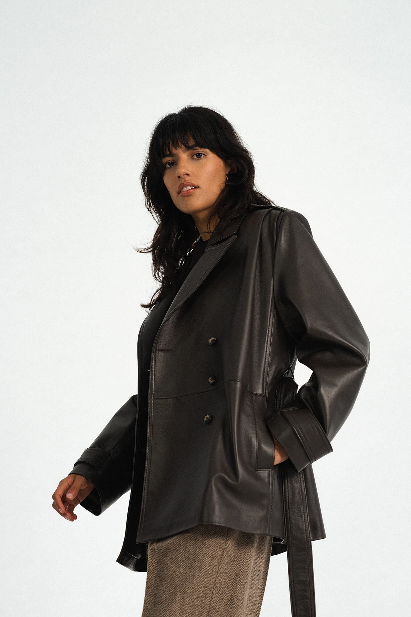 Lederjacke Laja in Dunkelbraun von vorne by VIVAL.STUDIO