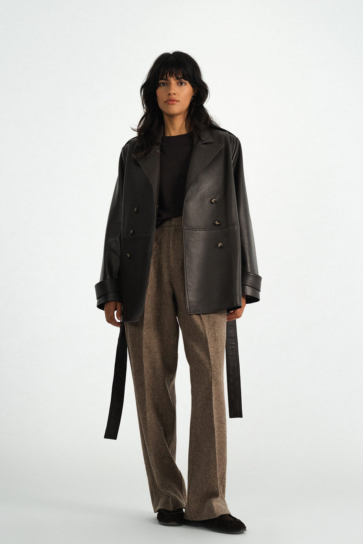 Lederjacke Laja in Dunkelbraun von vorne by VIVAL.STUDIO