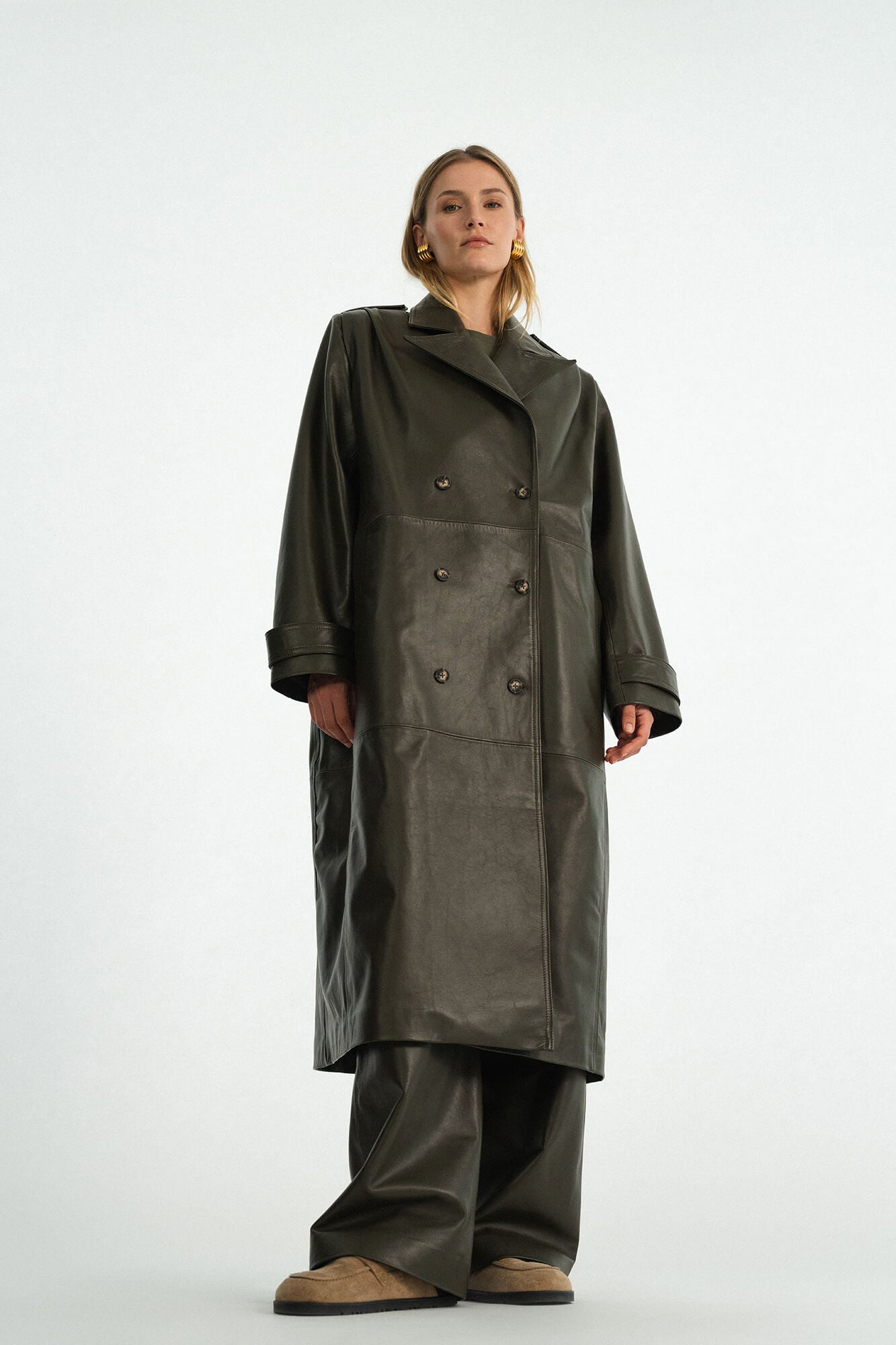 Ledermantel Laja in Oliv von vorne by VIVAL.STUDIO