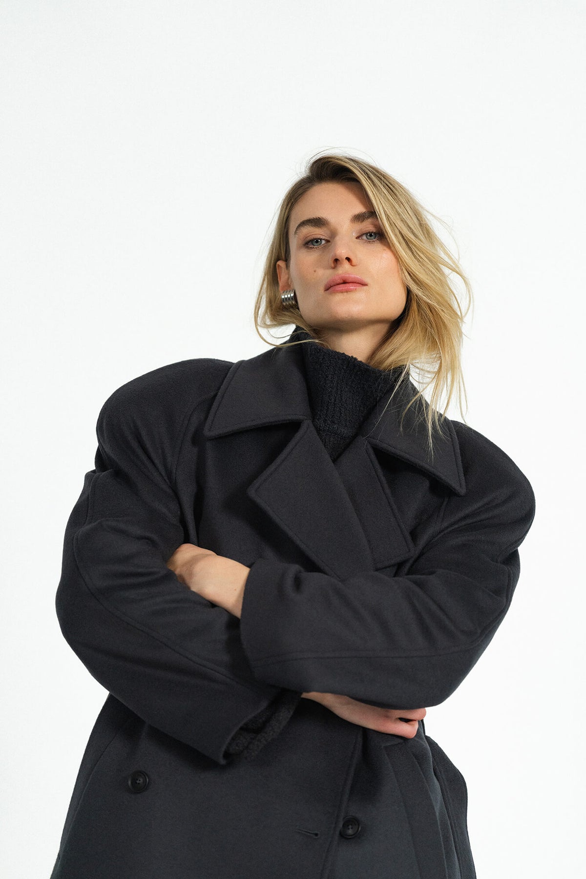 Mantel Gia in Anthrazit Detail by VIVAL.STUDIO