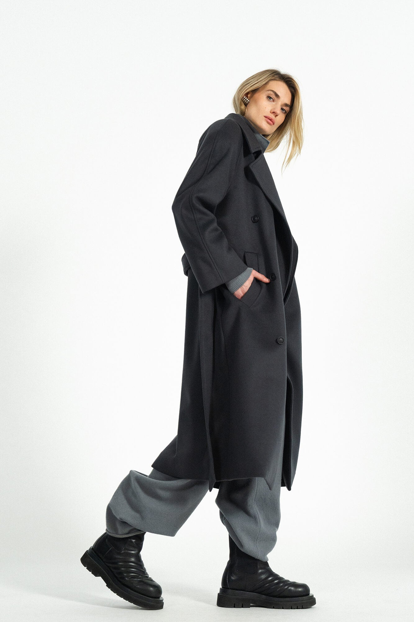 Mantel Gia in Anthrazit von der Seite by VIVAL.STUDIO