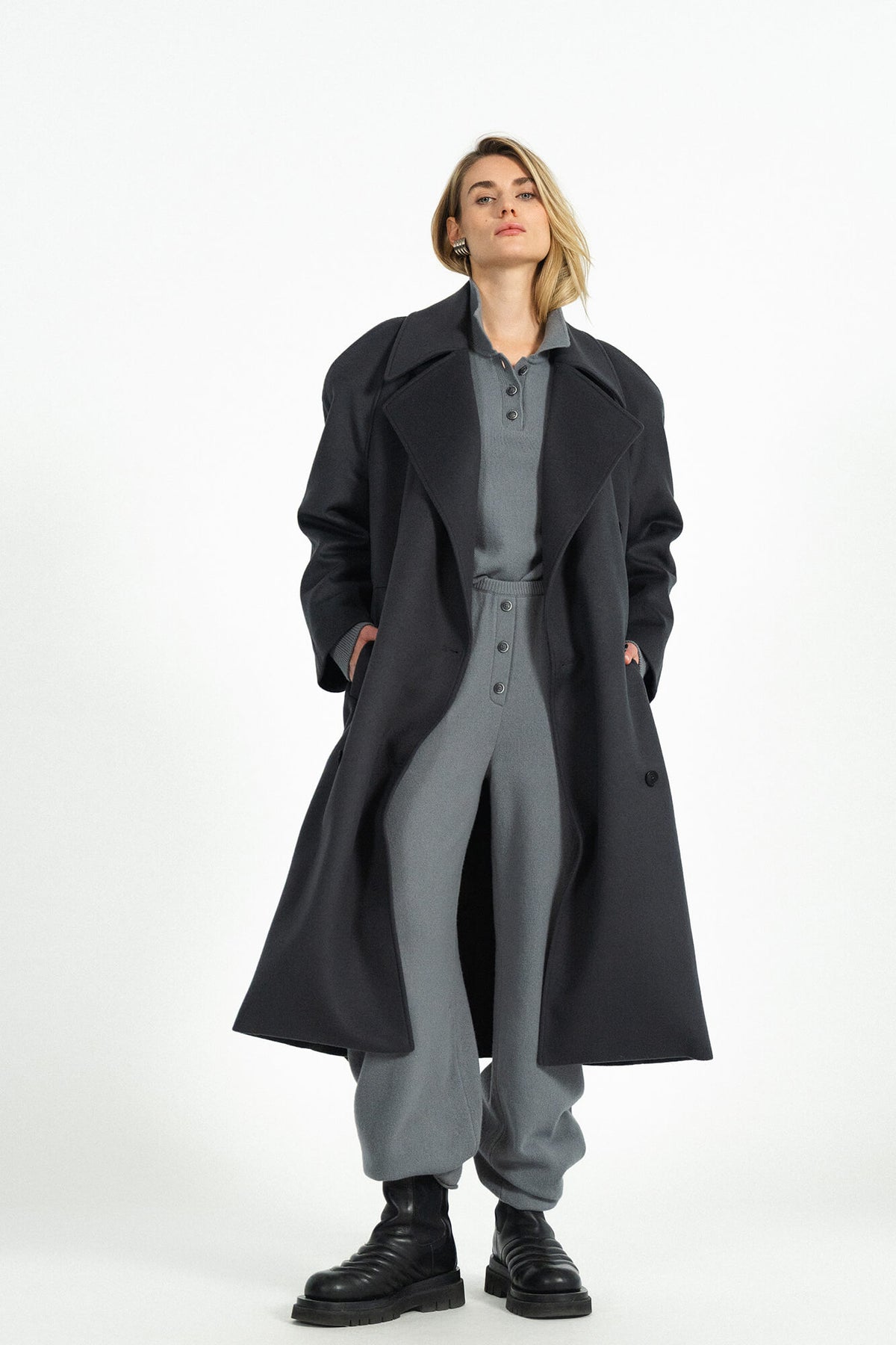 Mantel Gia in Anthrazit von vorne by VIVAL.STUDIO