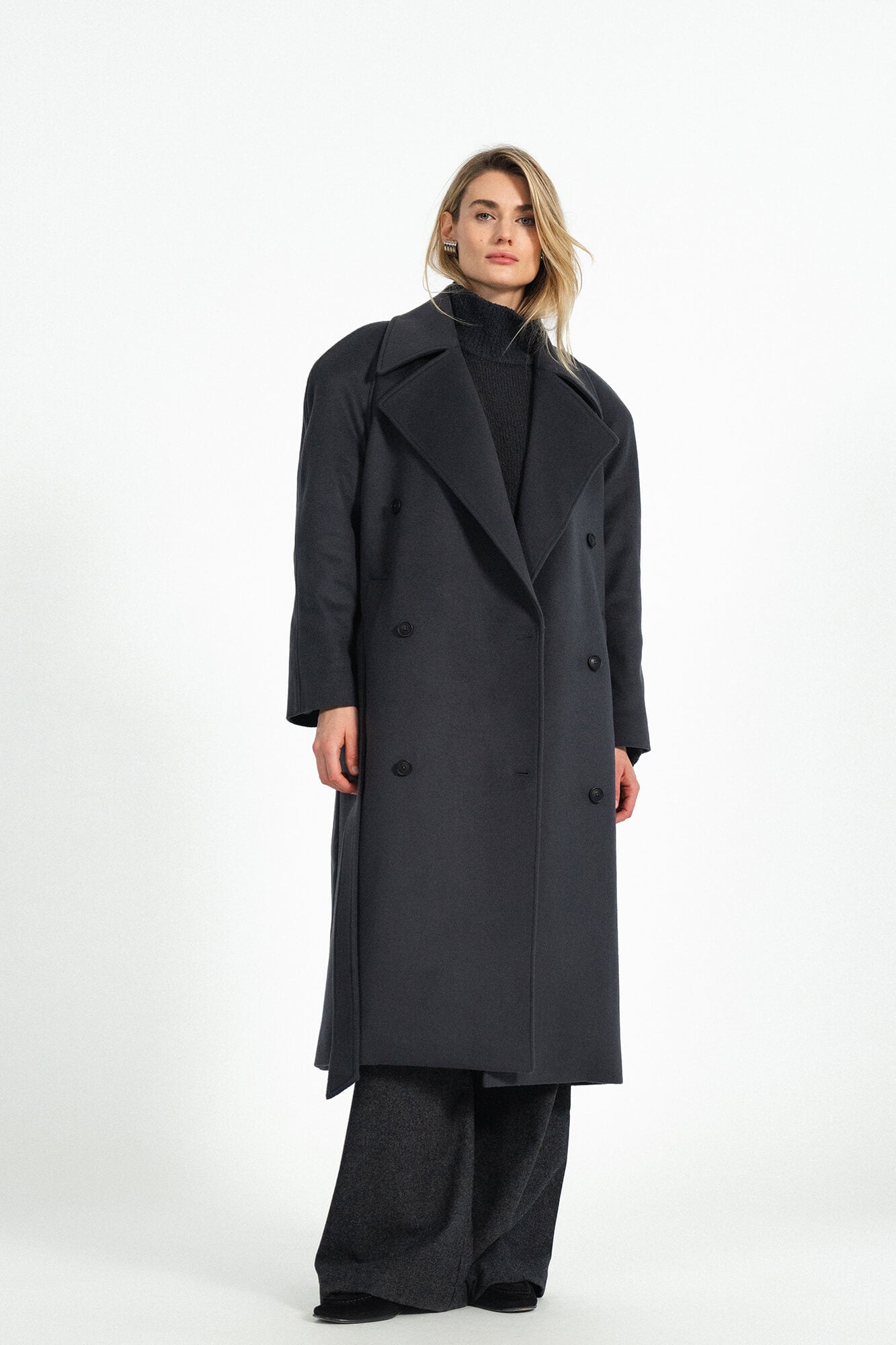 Mantel Gia in Anthrazit von vorne by VIVAL.STUDIO