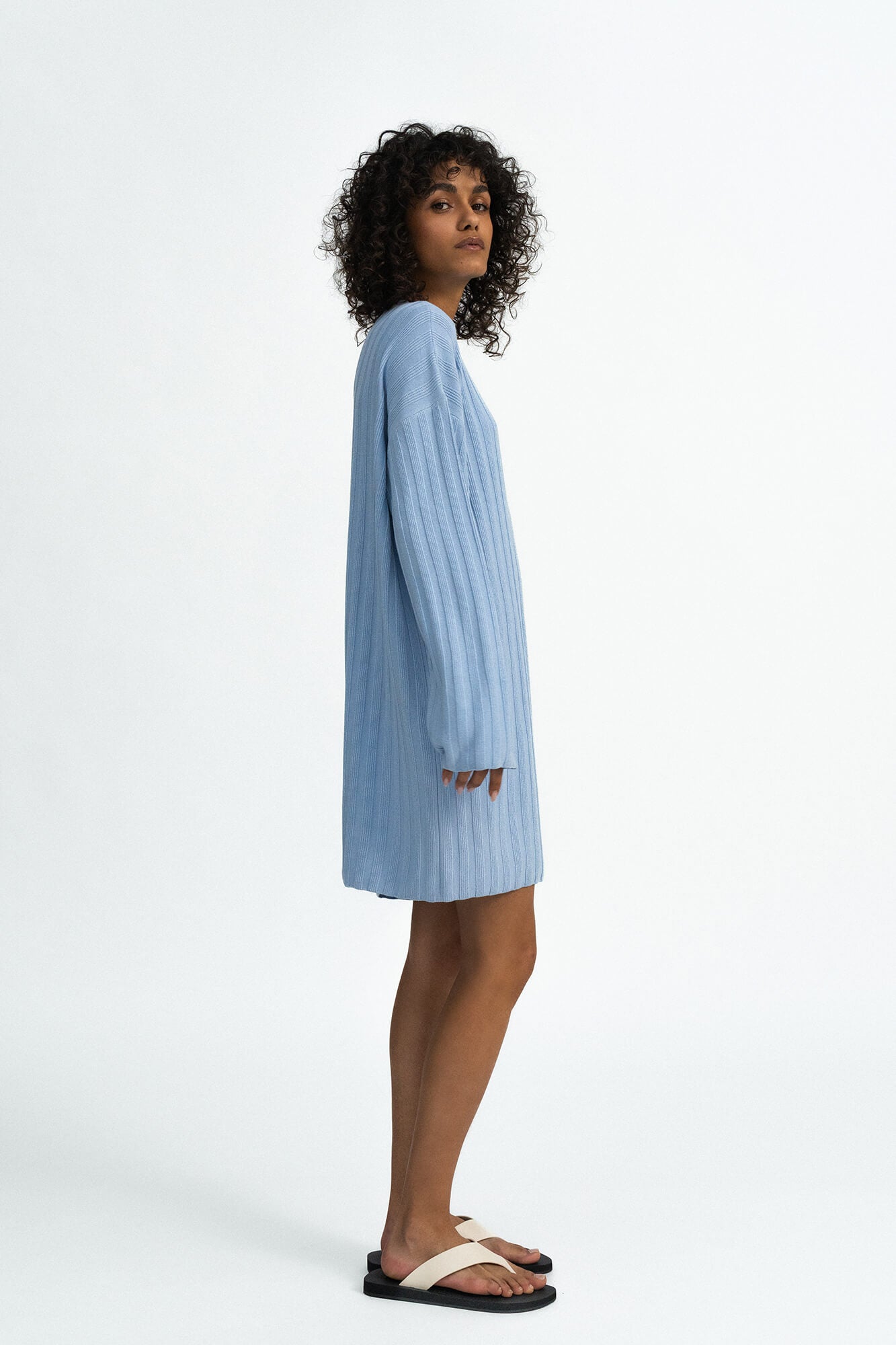 Minikleid Romy in Hellblau von der Seite by VIVAL.STUDIO