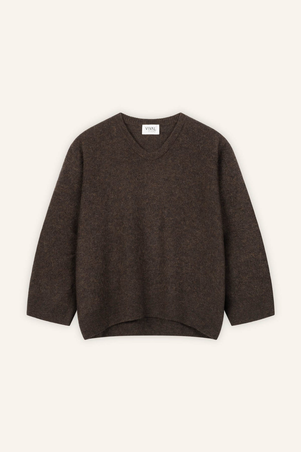 Pullover Eve in Dunkelbraun von vorne by VIVAL.STUDIO