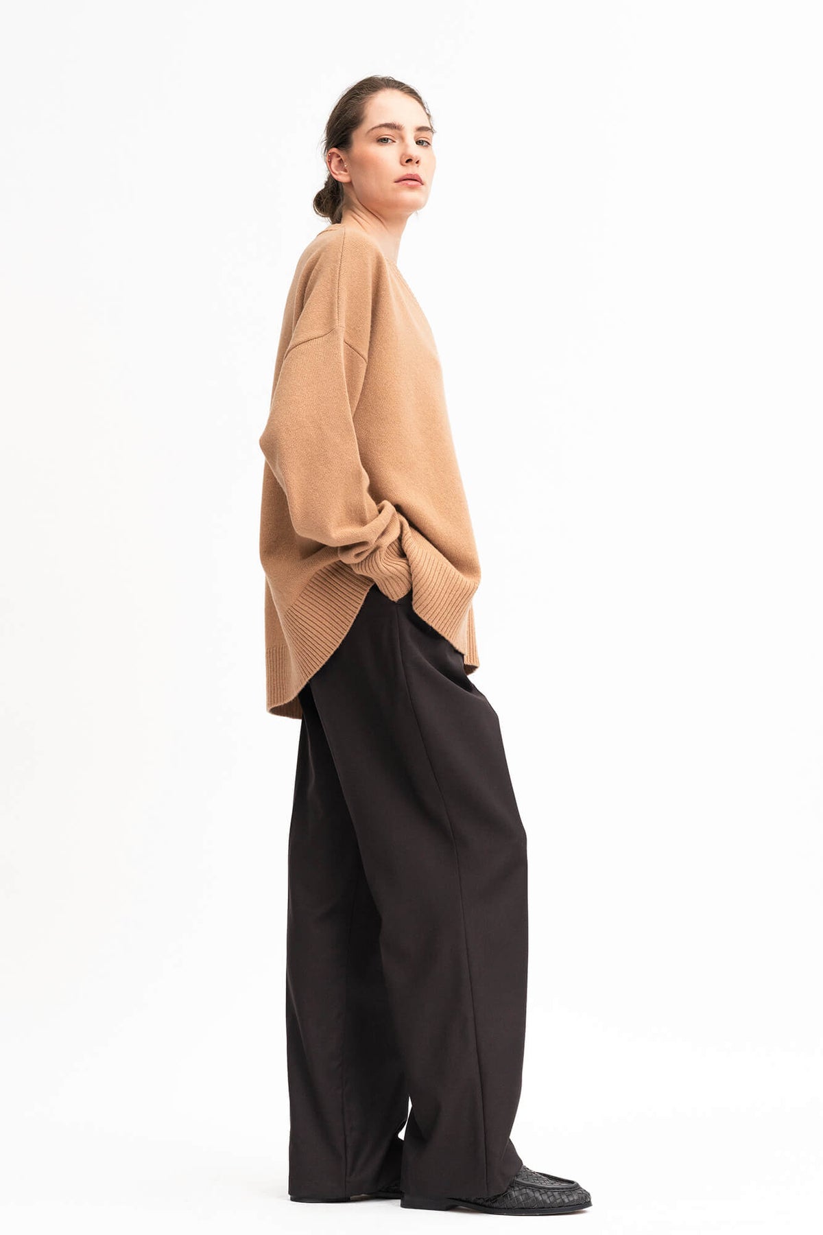 Pullover Lindsay in Camel von der Seite by VIVAL.STUDIO