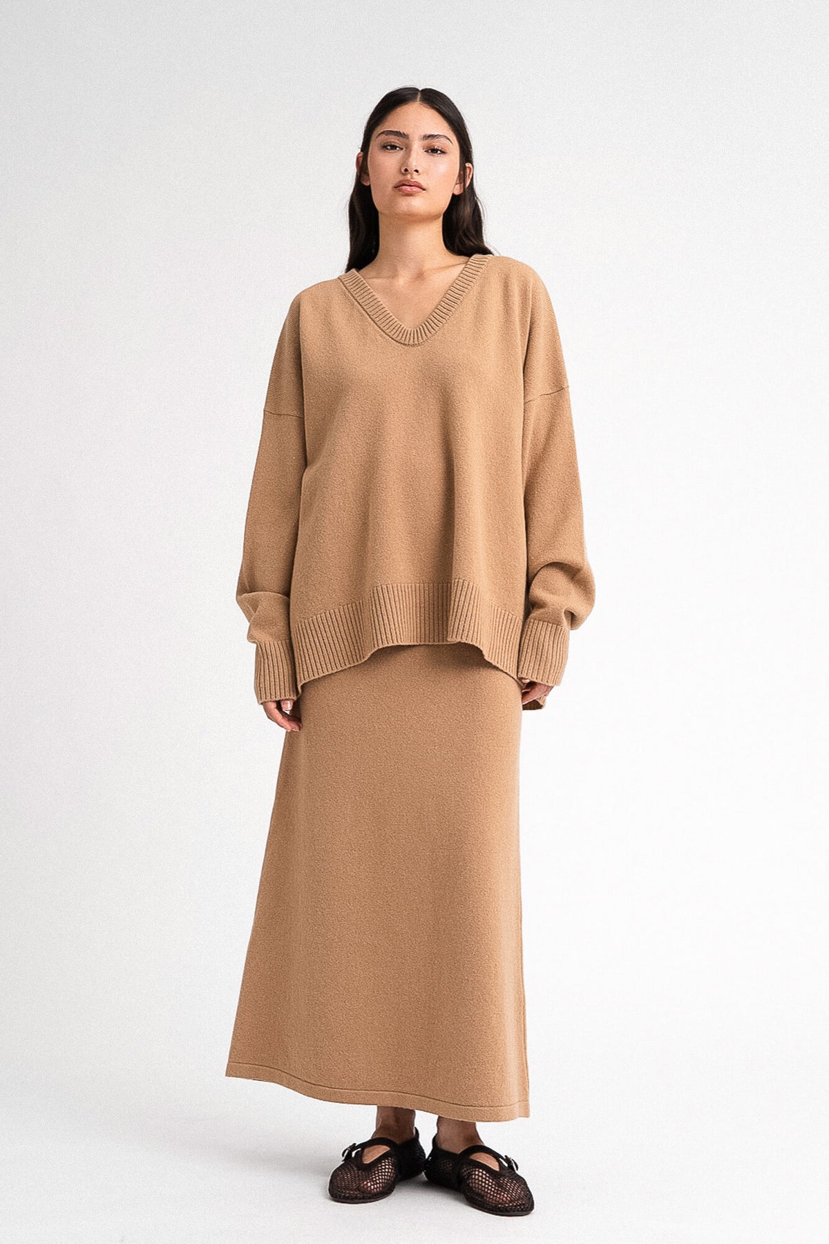 Pullover Lindsay in Camel von der Vorne by VIVAL.STUDIO