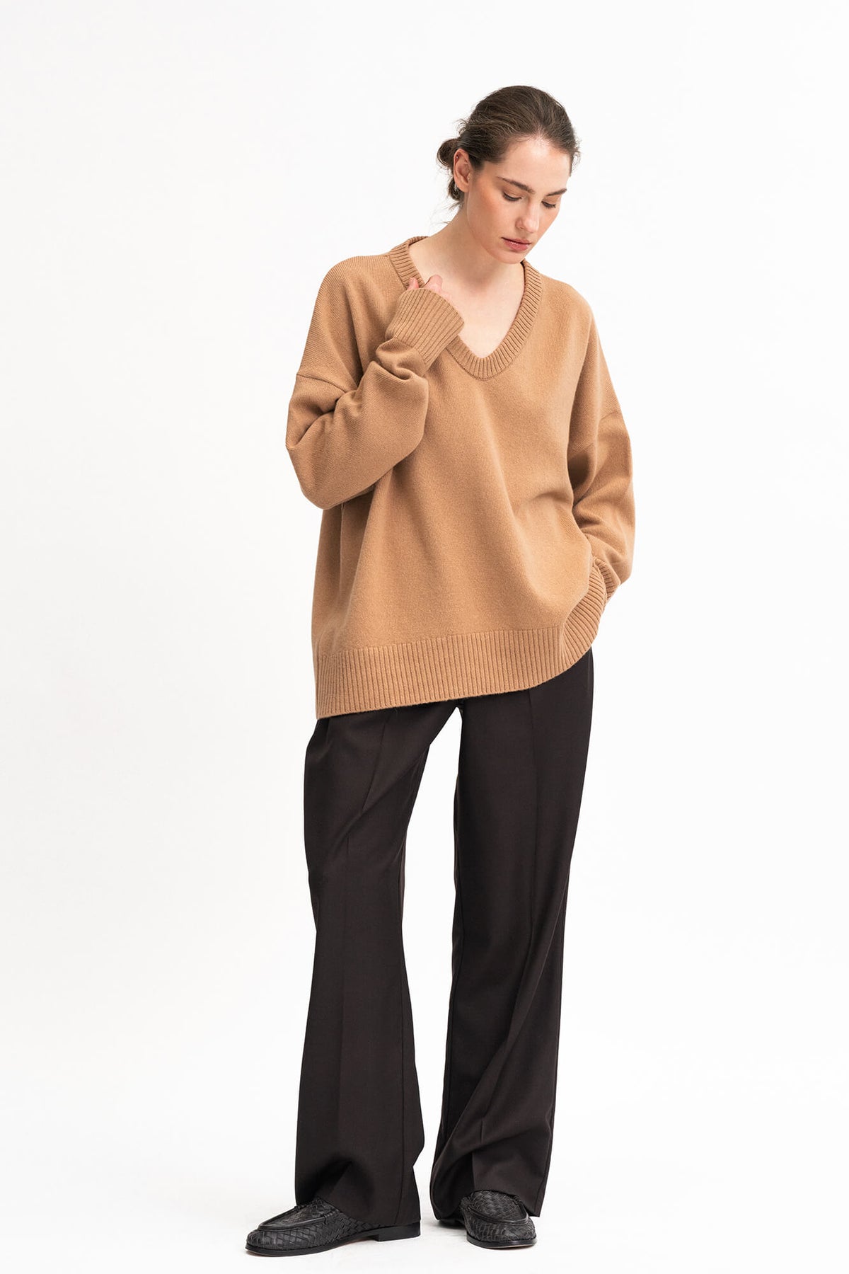 Pullover Lindsay in Camel von Vorne by VIVAL.STUDIO