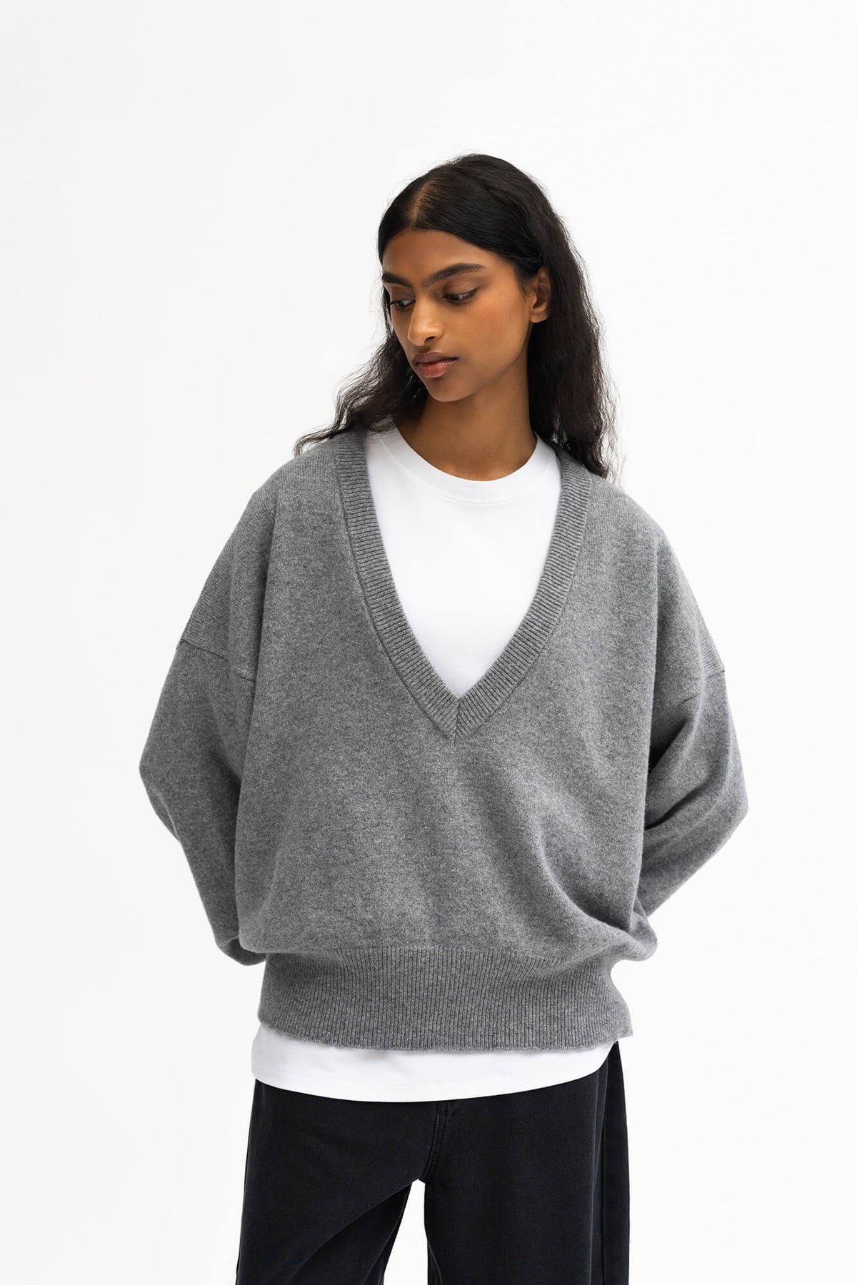Pullover Lindsay in Grau von vorne by VIVAL.STUDIO
