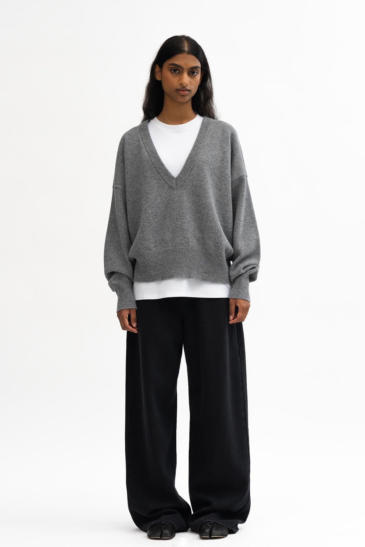 Pullover Lindsay in Grau von vorne by VIVAL.STUDIO