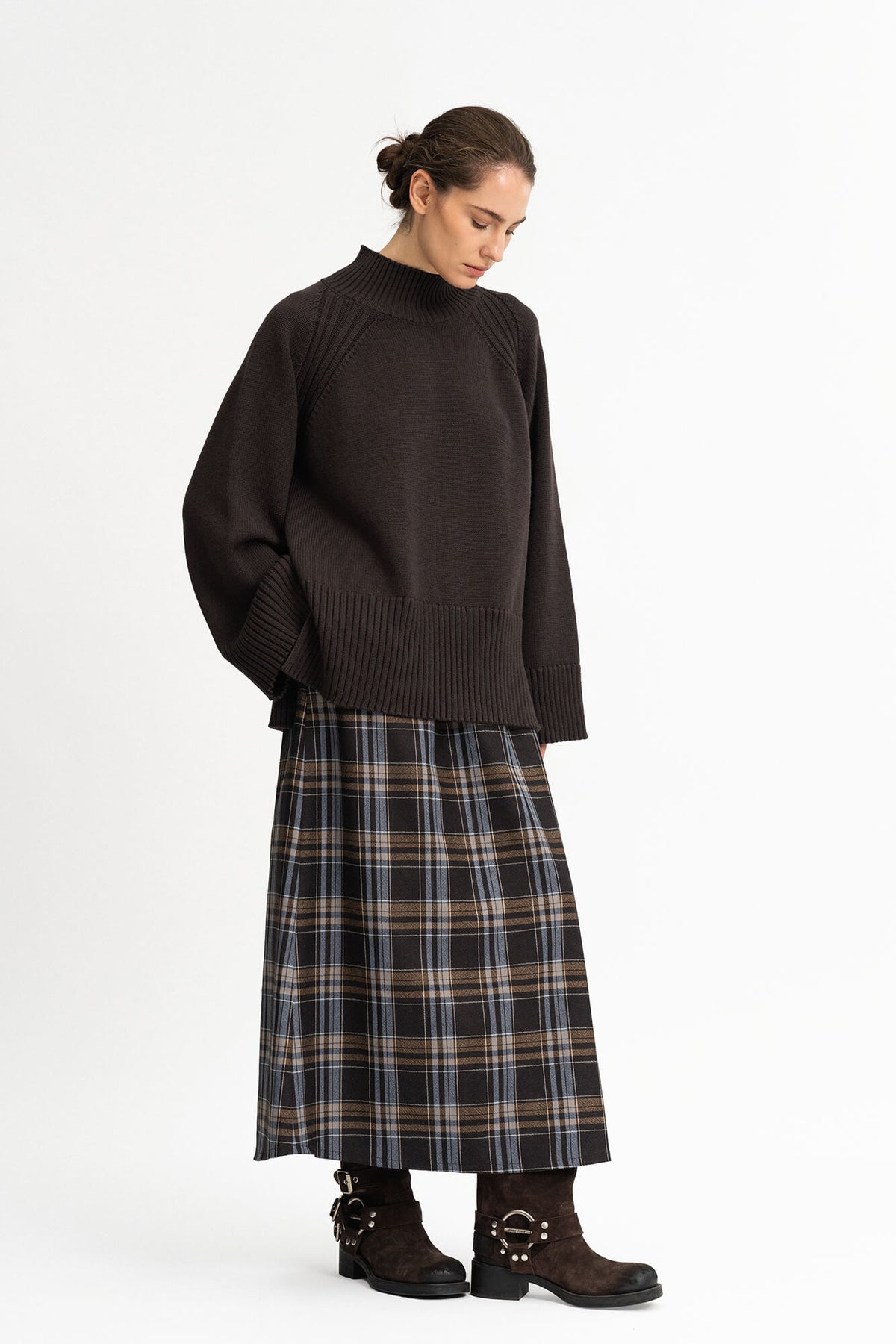 Pullover Nell in Dunkelbraun von vorne by VIVAL.STUDIO