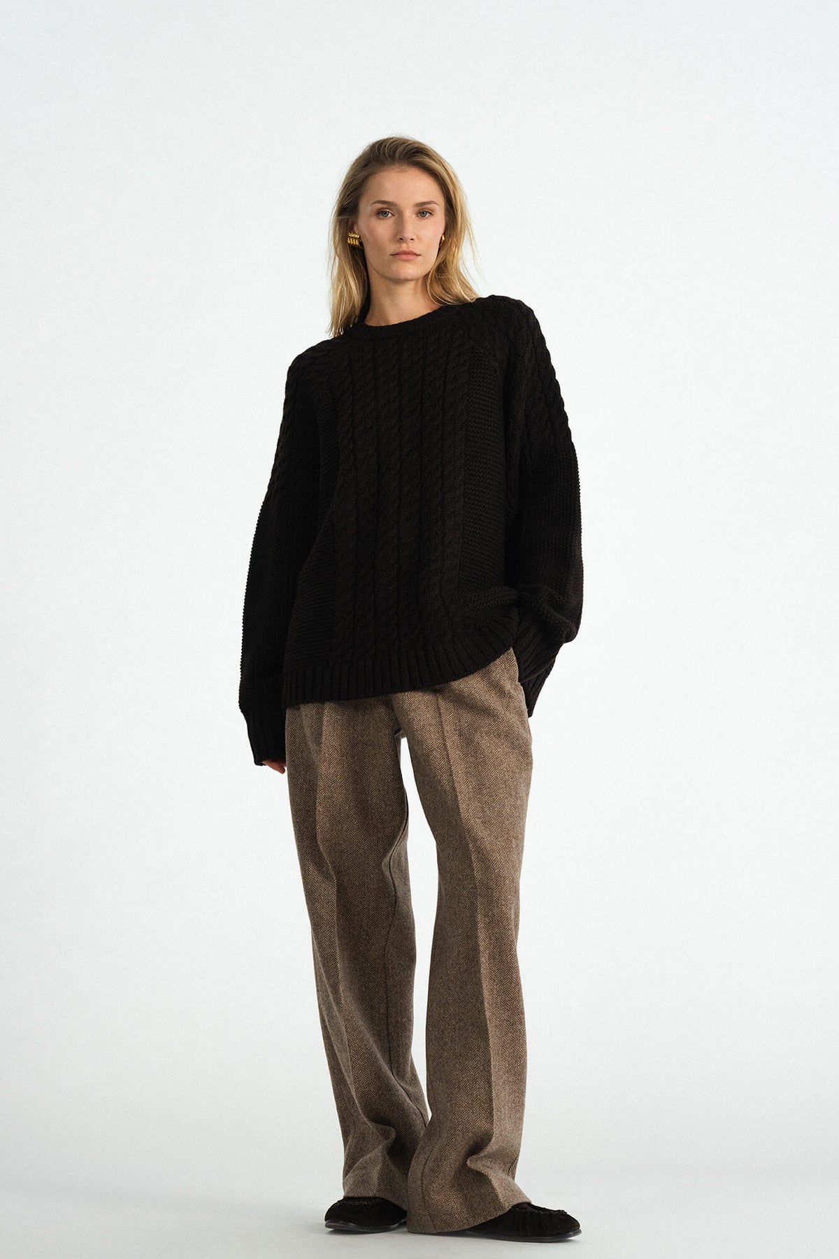 Pullover Noah in Dunkelbraun von vorne by VIVAL.STUDIO