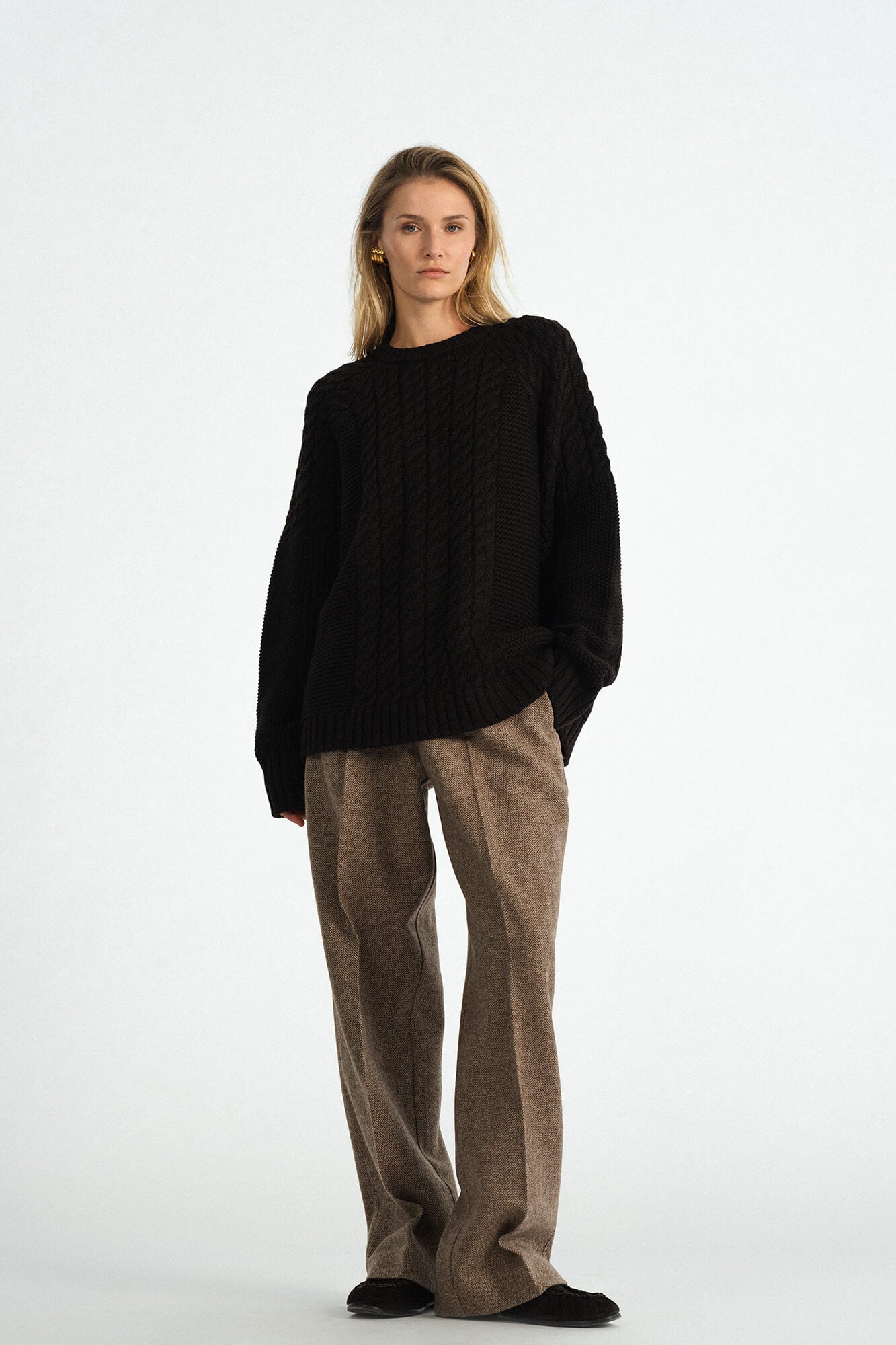 Pullover Noah in Dunkelbraun von vorne by VIVAL.STUDIO