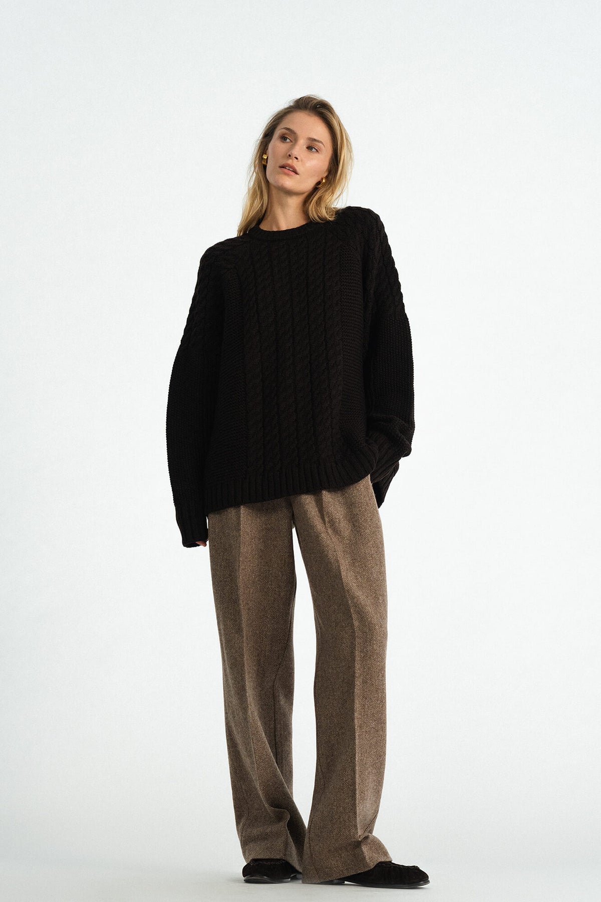 Pullover Noah in Dunkelbraun von vorne by VIVAL.STUDIO