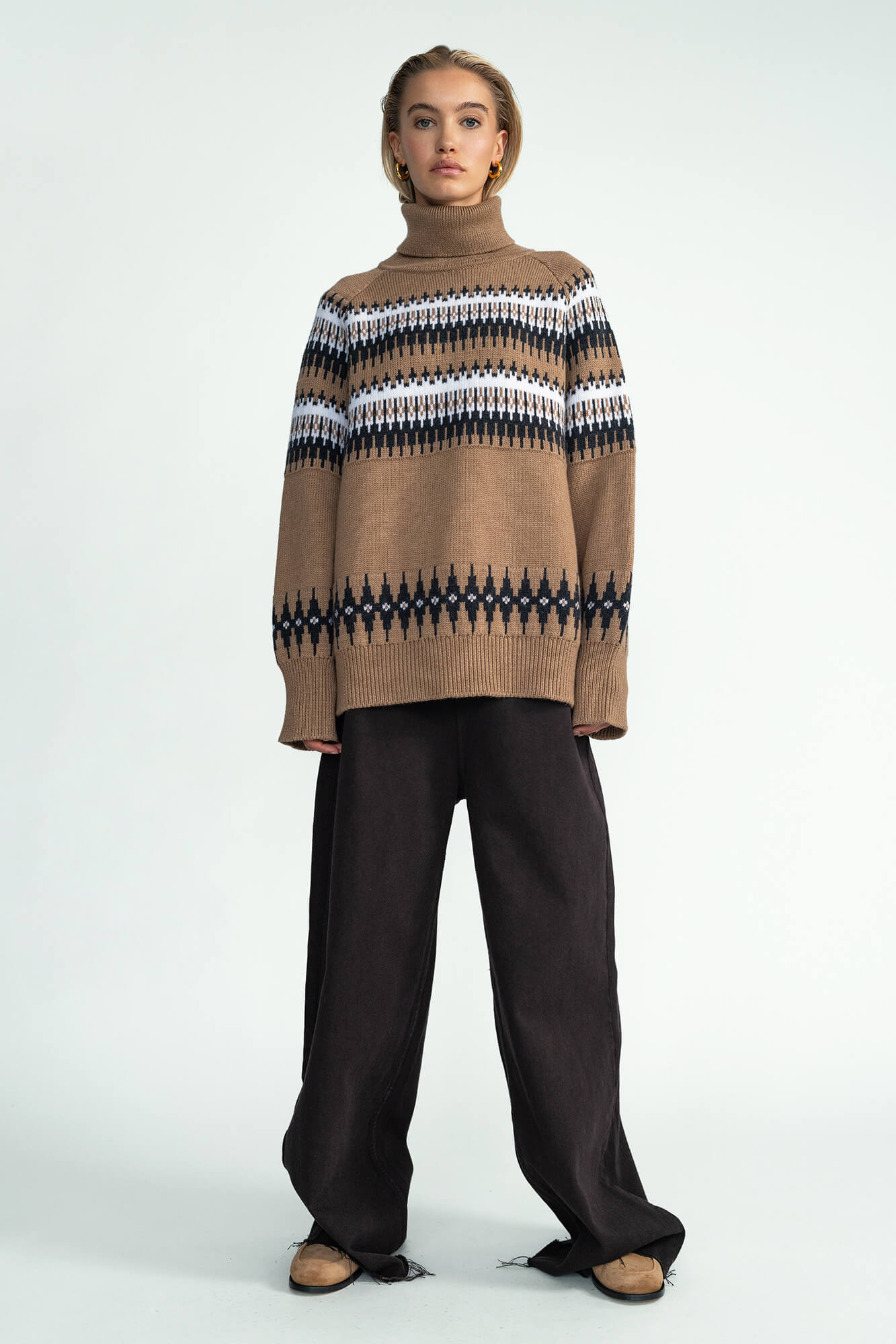 Pullover Haven in Camel von vorne by VIVAL.STUDIO