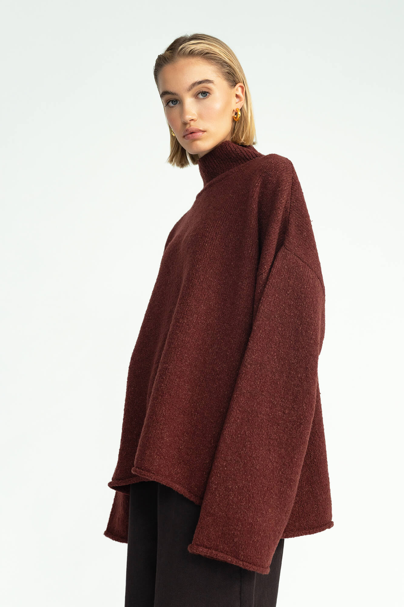 Pullover Ruby in Burgundy seitlich by VIVAL.STUDIO