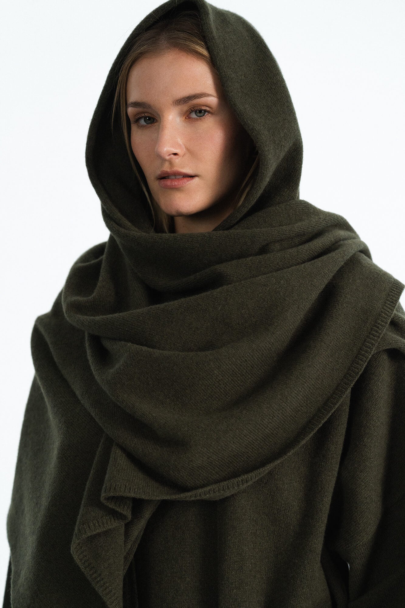 Schal Lindsay in Oliv von vorne by VIVAL.STUDIO