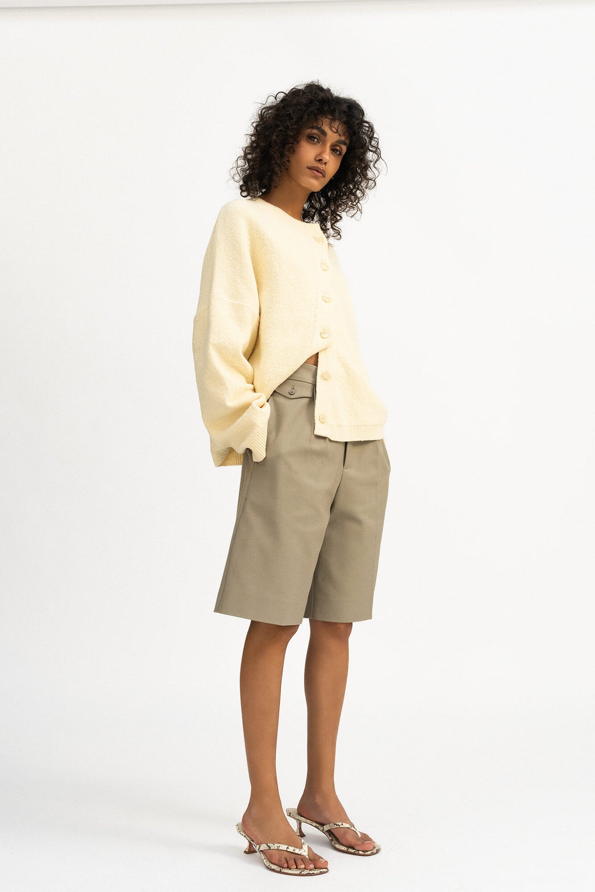 Shorts Alba in Sandstone von vorne by VIVAL.STUDIO
