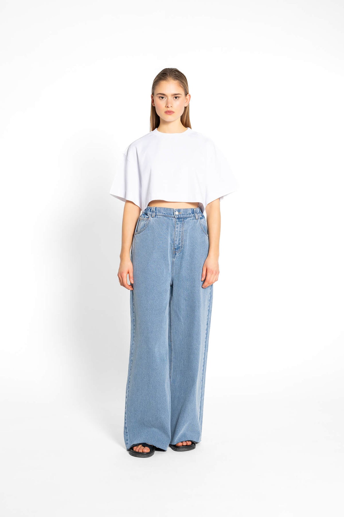 Cropped T-Shirt Sue in Weiß by VIVAL.STUDIO