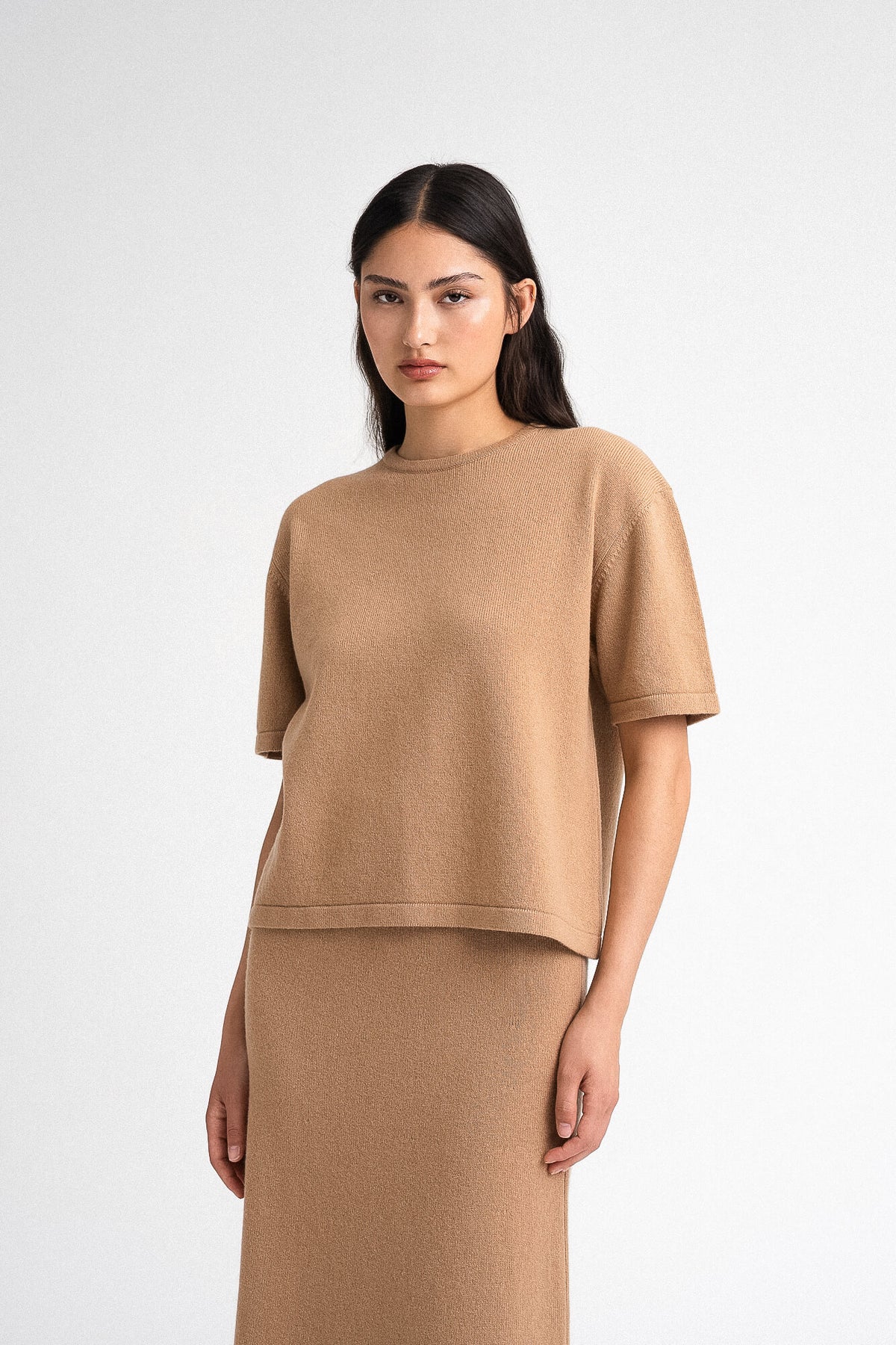 T-Shirt Lindsay in Camel von Vorne by VIVAL.STUDIO