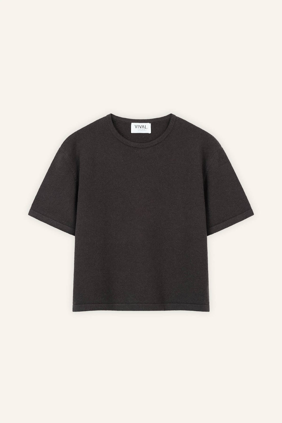 T-Shirt Lindsay in Dunkelbraun von vorne by VIVAL.STUDIO