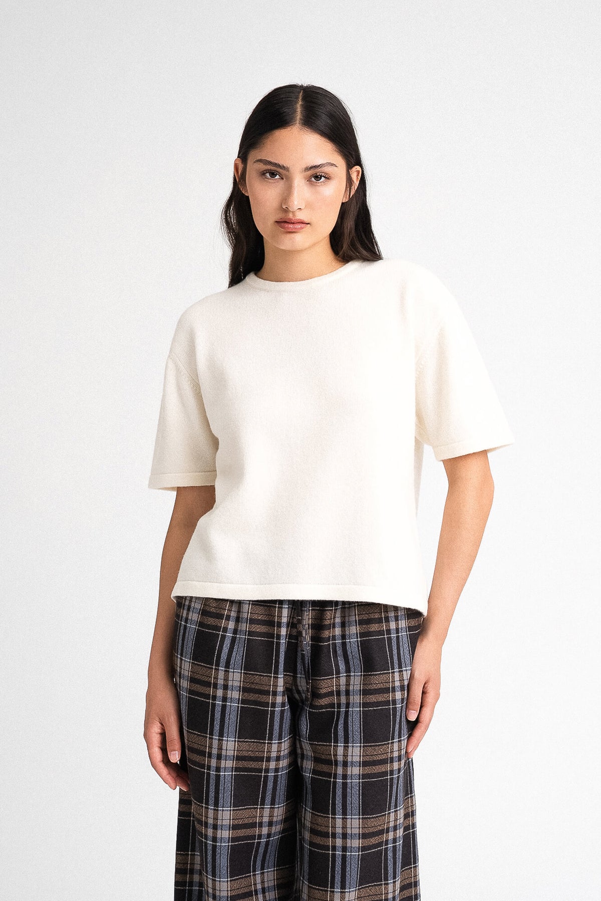 T-Shirt Lindsay in Offwhite von vorne by VIVAL.STUDIO