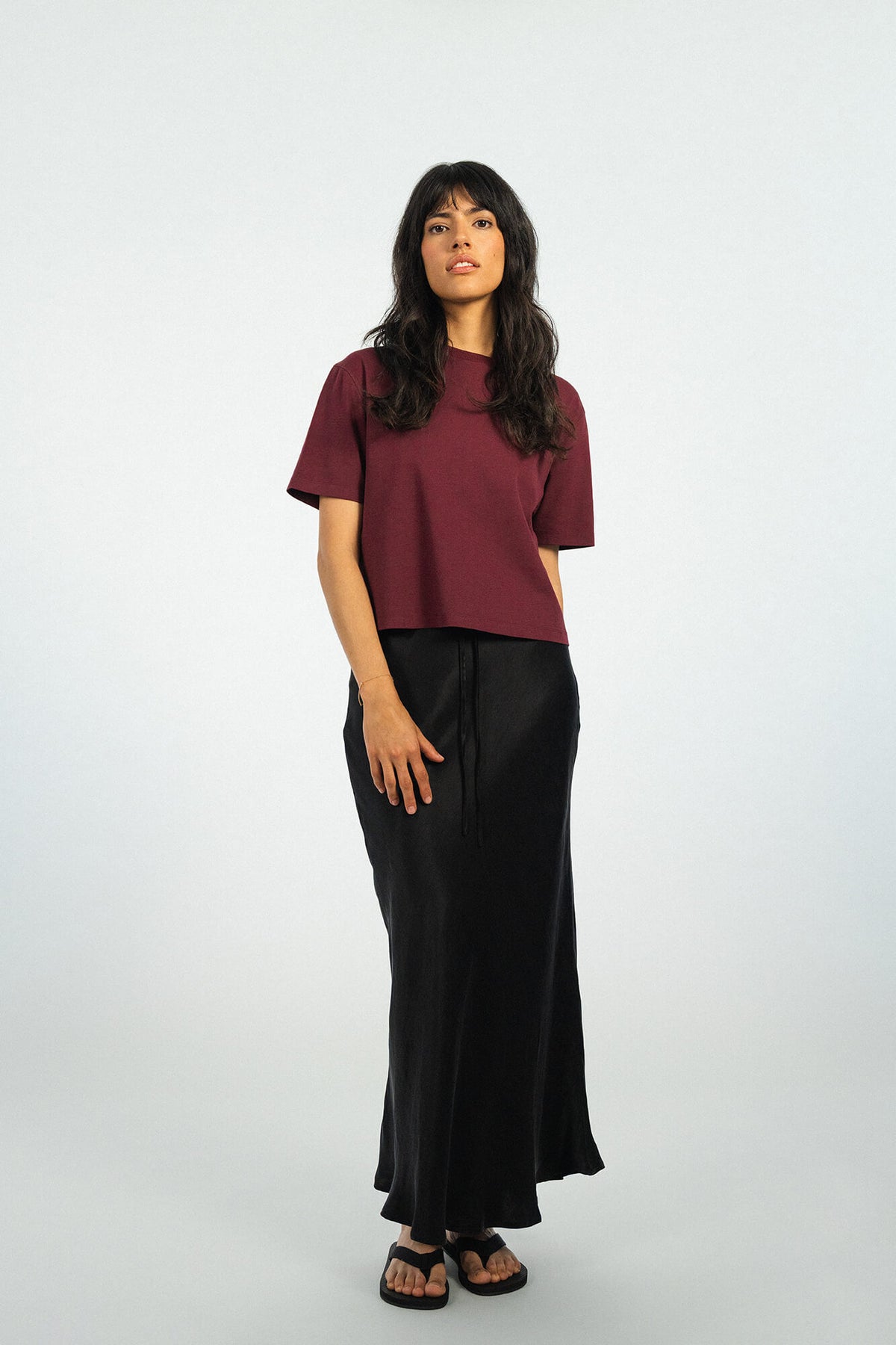 T-Shirt Lou in Burgundy und Rock Sia in Schwarz von vorne by VIVAL.STUDIO