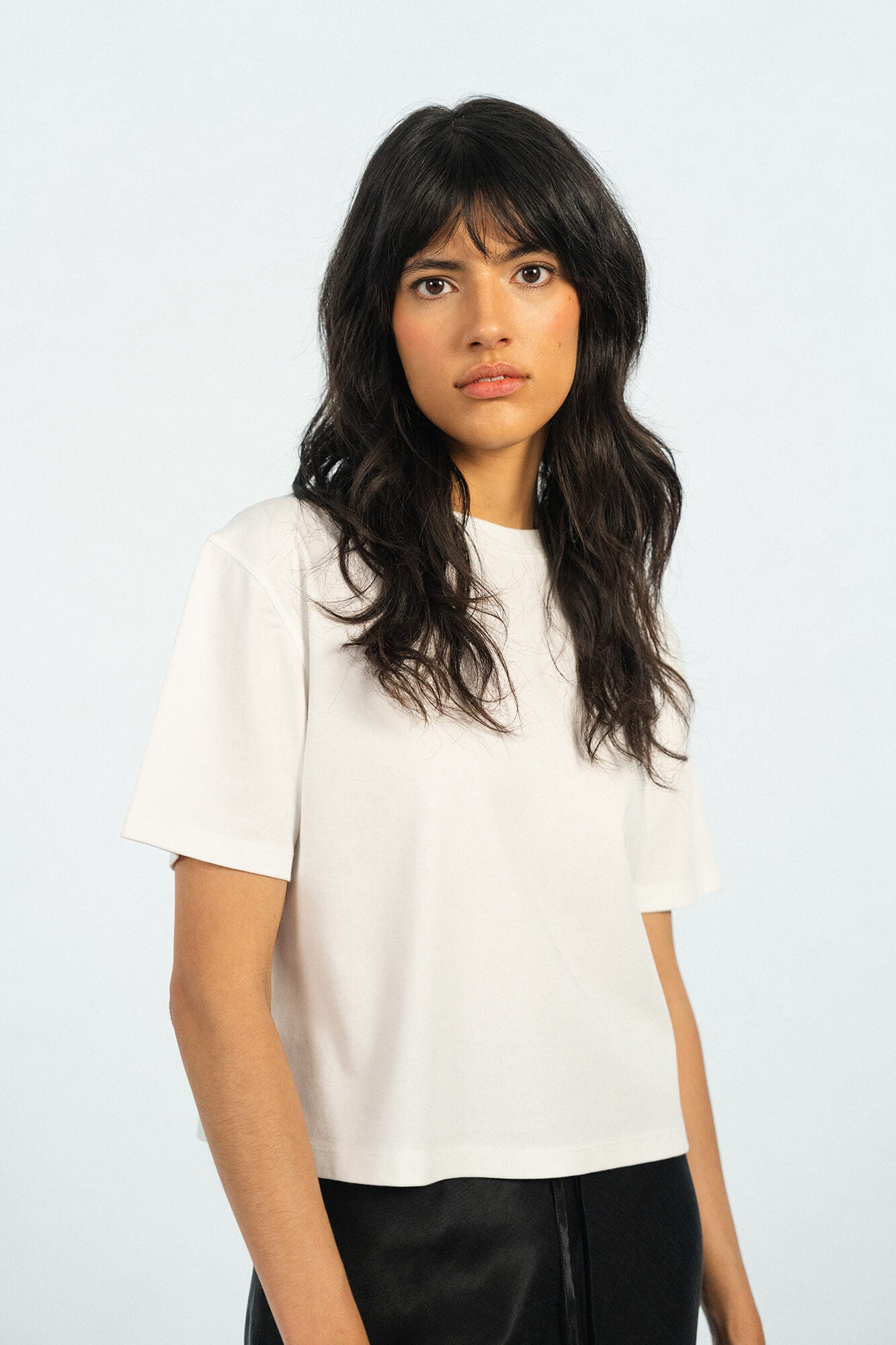 T-Shirt Lou in Weiß von vorne by VIVAL.STUDIO