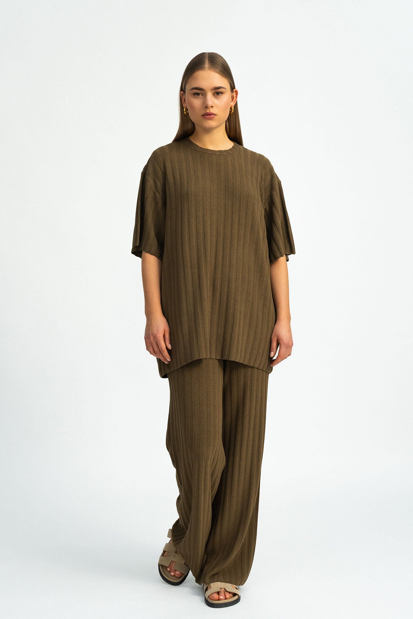 T-Shirt Romy in Mud von vorne by VIVAL.STUDIO