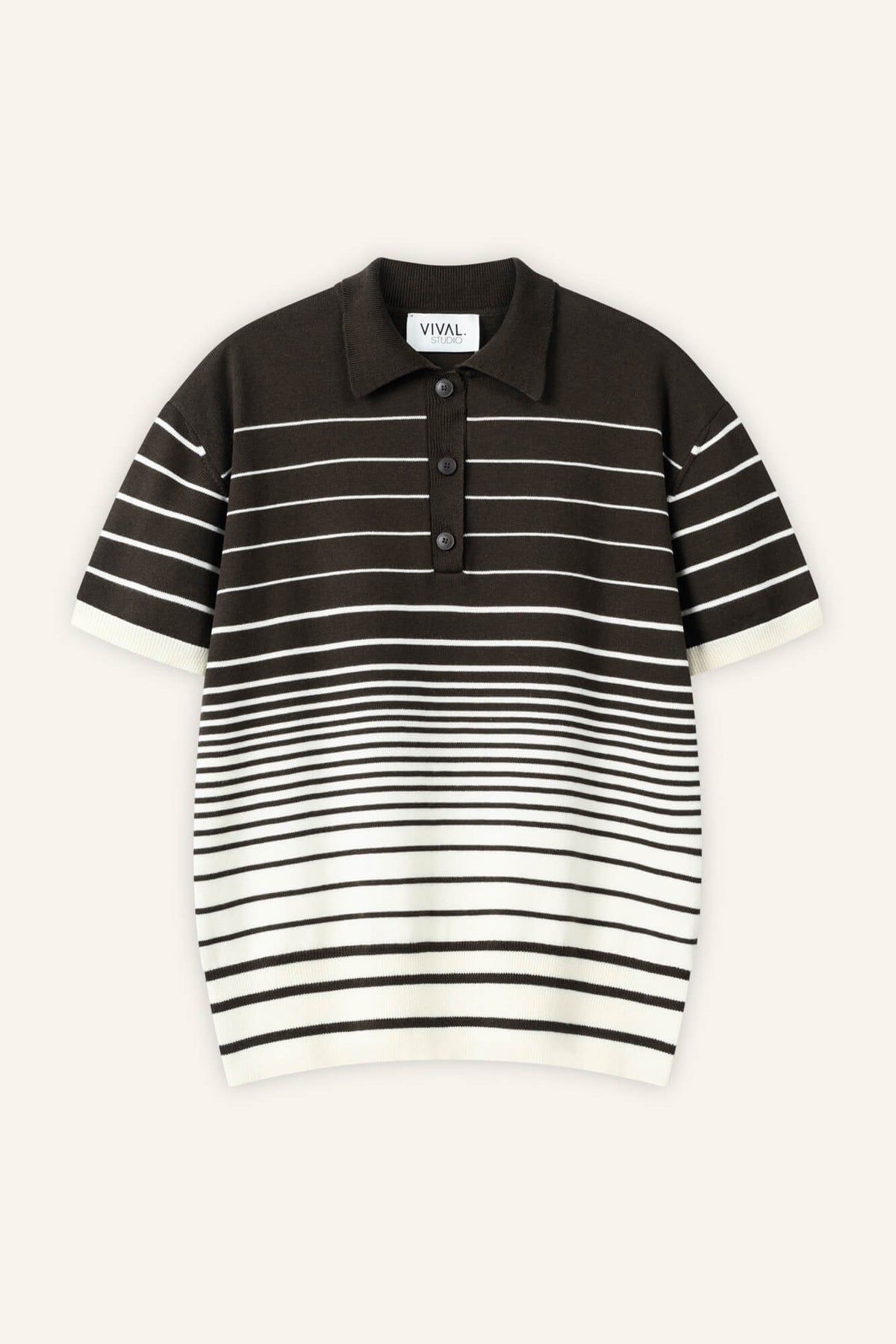 T-Shirt mit Polokragen Blair in Dunkelbraun und Offwhite gestreift von vorne by VIVAL.STUDIO