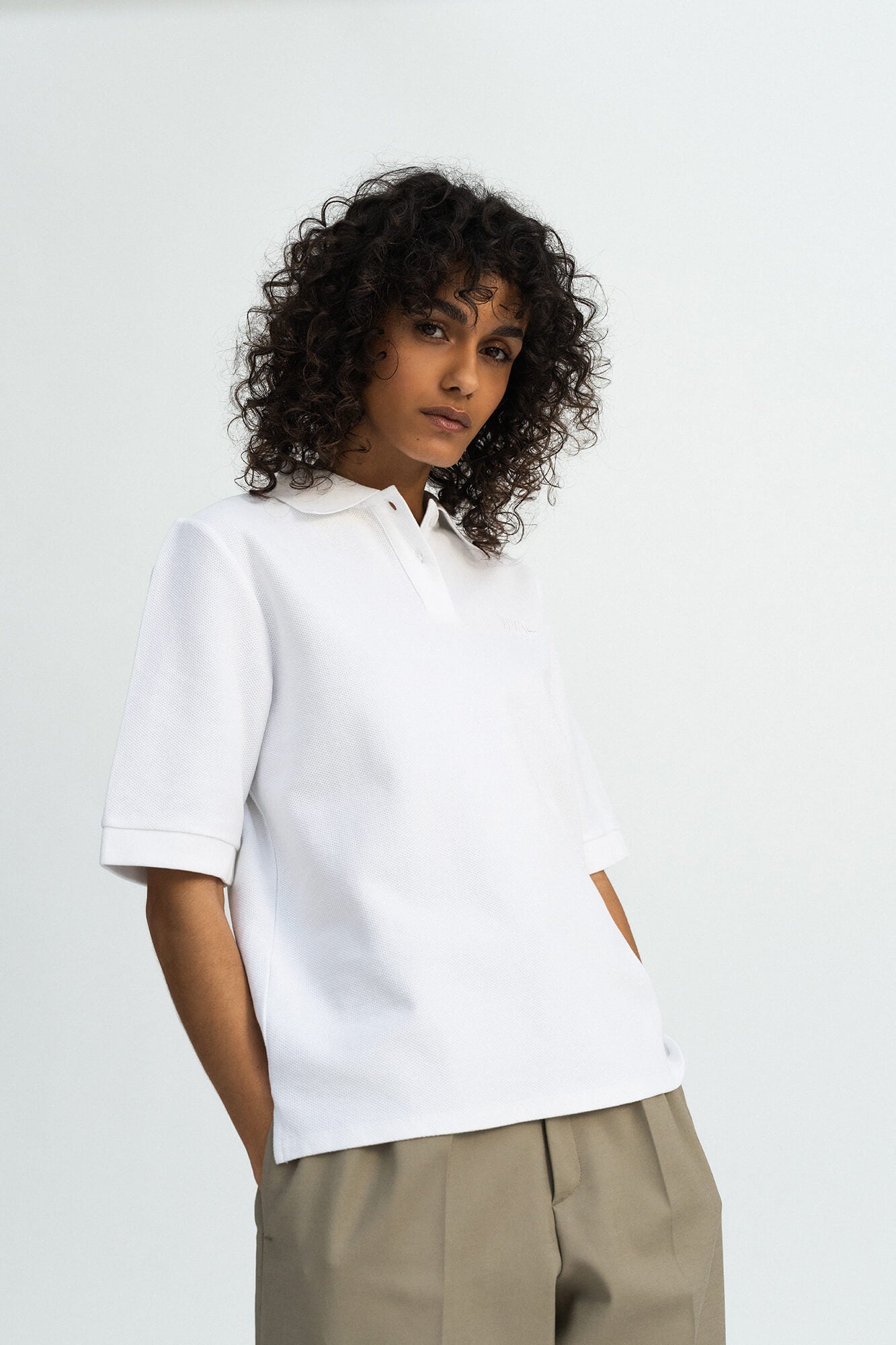 T-Shirt mit Polokragen Pat in Weiss von vorne by VIVAL.STUDIO