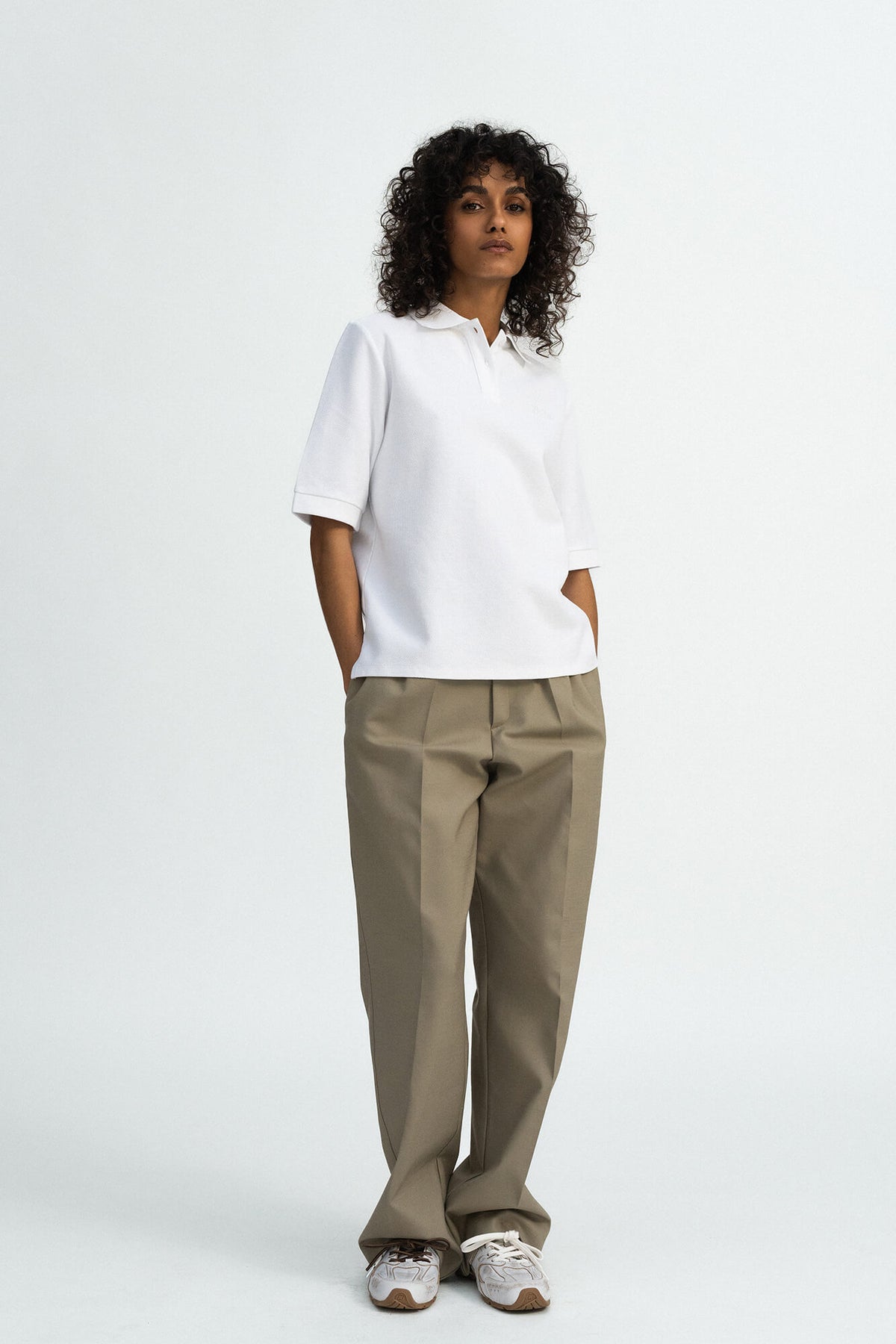T-Shirt mit Polokragen Pat in Weiss von vorne by VIVAL.STUDIO