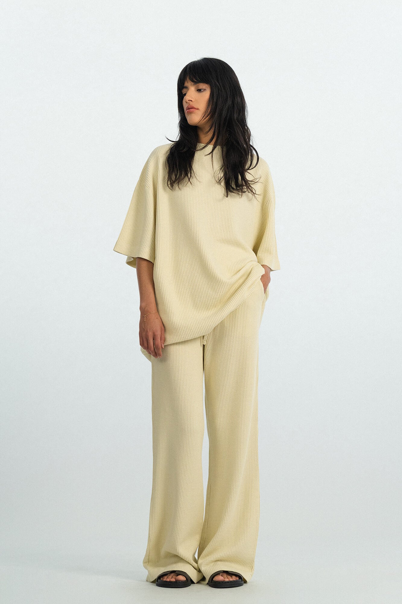 T-Shirt Skye in Butter von vorne by VIVAL.STUDIO