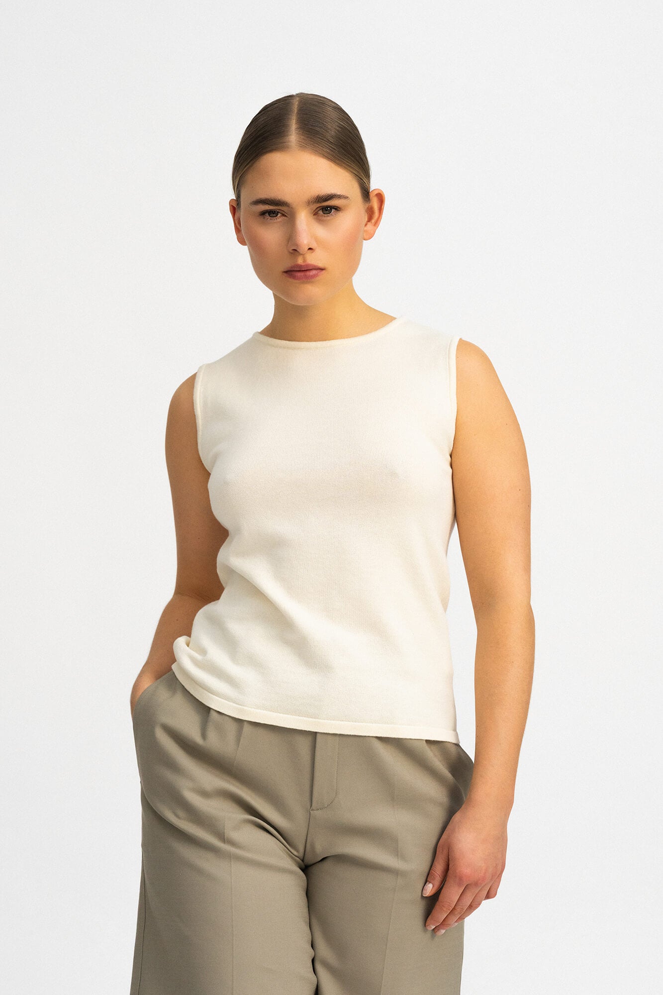 Top Blair in Offwhite von vorne by VIVAL.STUDIO
