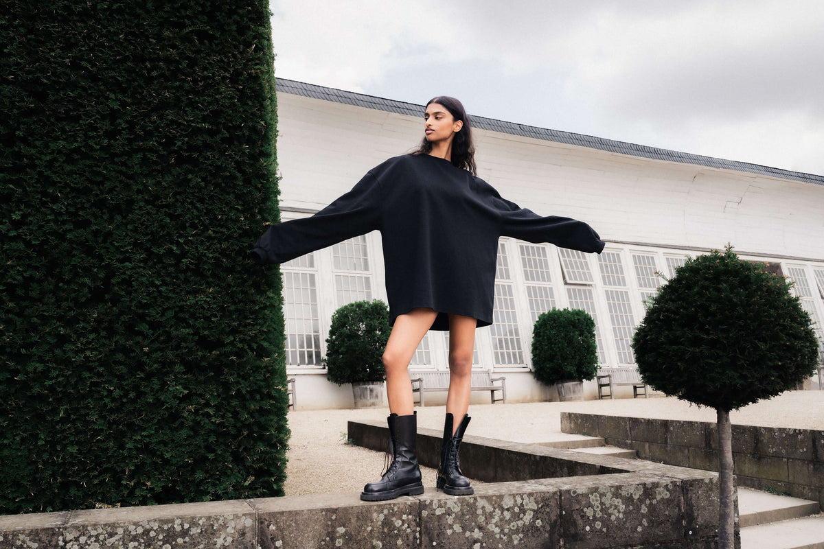 Langarmshirt Sue in Schwarz by VIVAL.STUDIO