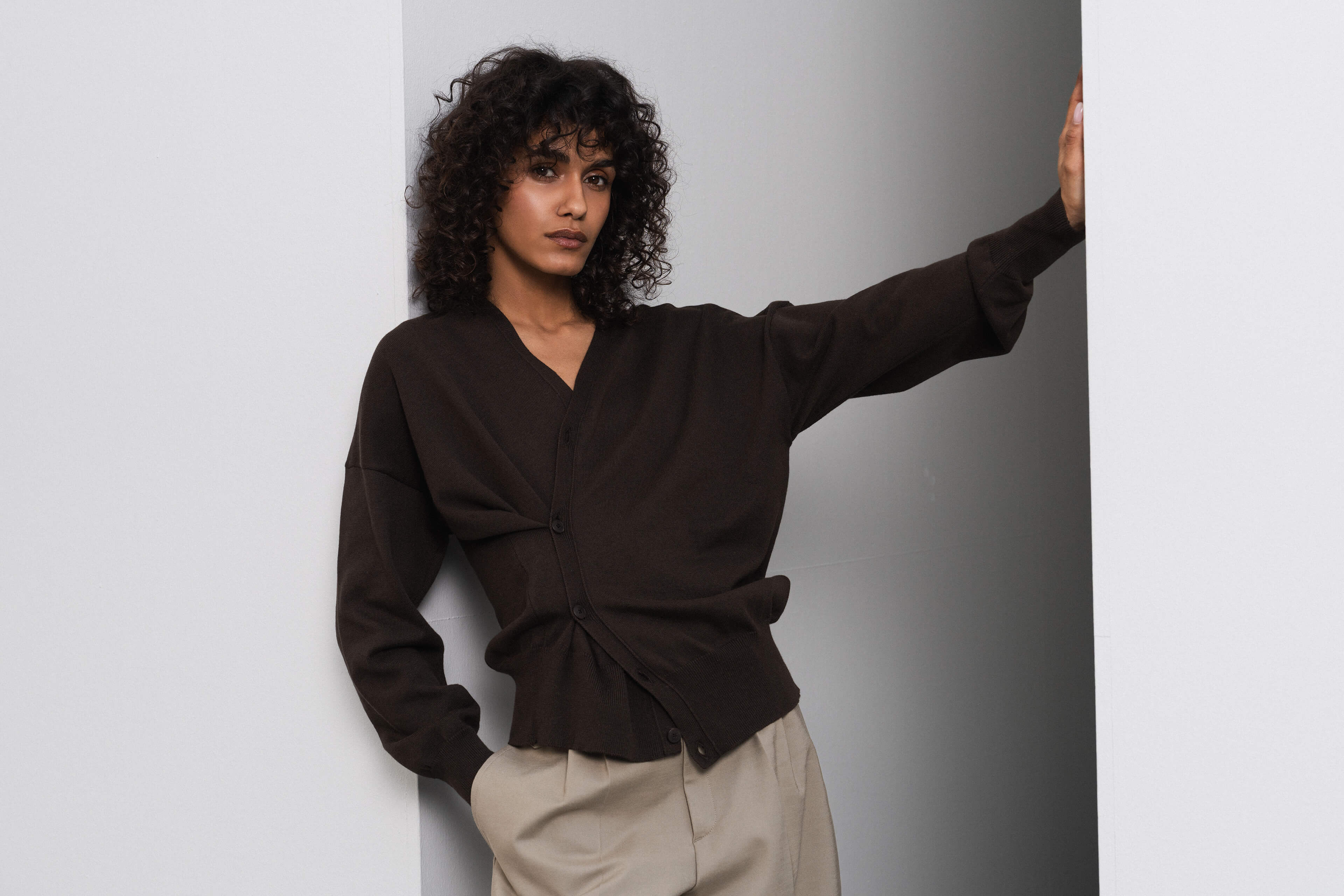 Cardigan Blair in Dunkelbraun by VIVAL.STUDIO