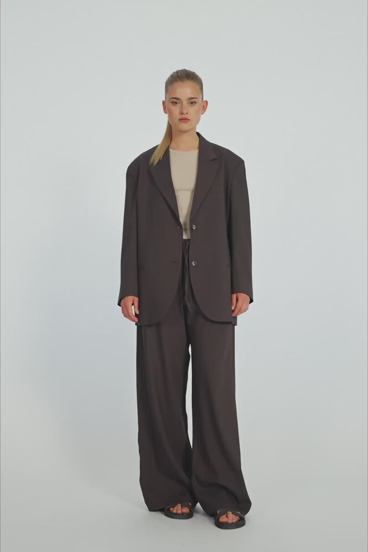 Blazer Livia in Dunkelbraun von vorne by VIVAL.STUDIO