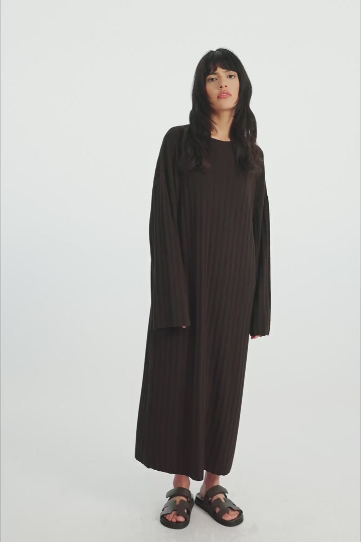 Kleid Romy in Dunkelbraun von vorne by VIVAL.STUDIO